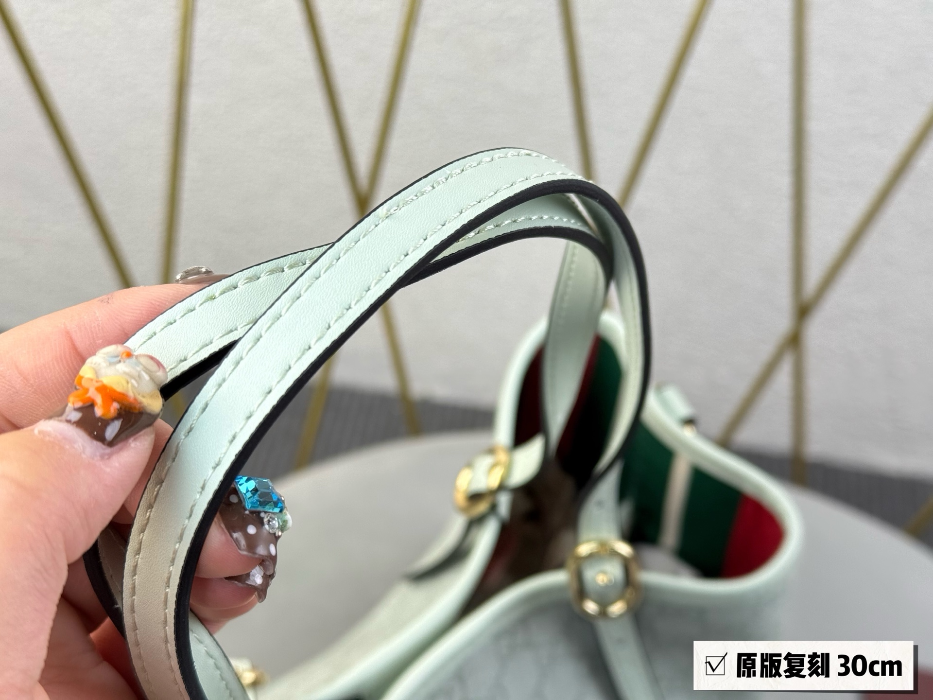 💰185无盒 挂件➕40 size：30*18cm GG新款 Emblem水桶包 我愿称之为年度包王 轻便能装好看又好搭！ 谁能不爱这个Emblem小水桶 ！