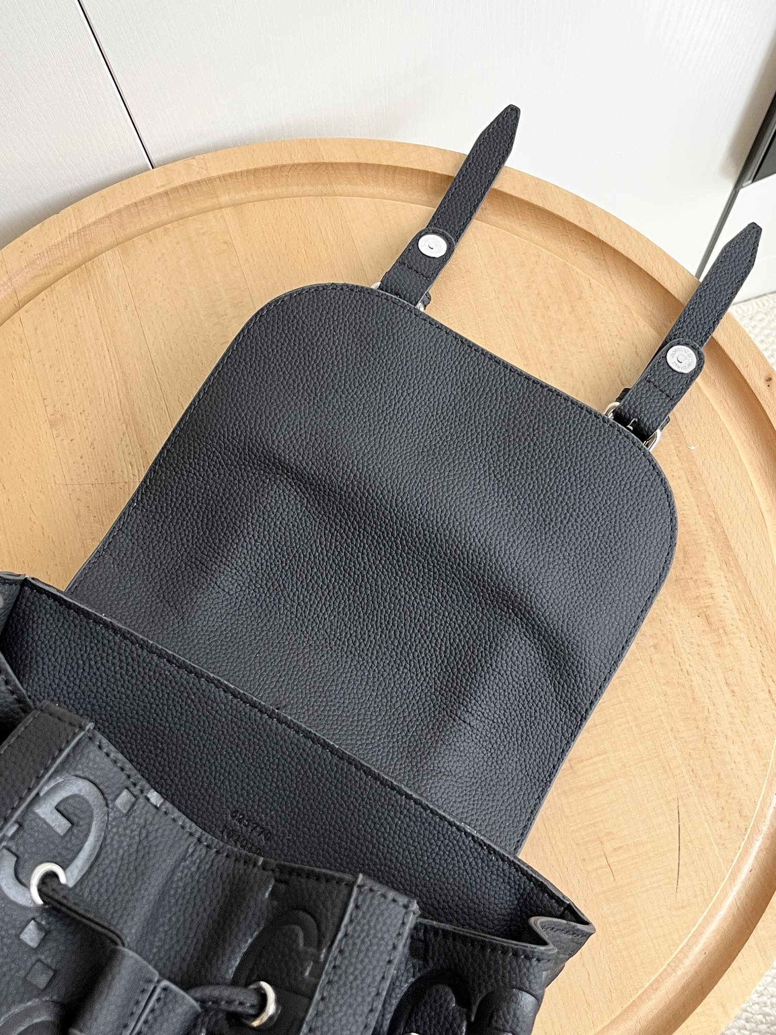 实拍#💰280 款号：625770 34x41x12cm：34x41x12cm 以其柔软和稍微有光泽的完成而闻名，gg 皮革在今年秋季前的系列中运用了纹理，在黑色穿孔皮革基座上压花了房子的徽章。 这款背包有多个外部和内部口袋，包括一个带衬垫的笔记本电脑包和智能手机套。 功能性的带扣关闭器有额外的磁扣，可以方便地打开。