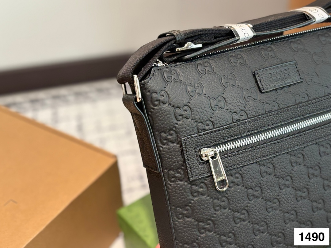 P165 配盒子 纯皮新款男士，很酷的LV男包来喽看起来十分时尚且年轻。斜挎也不显大当收纳空间真心不错，拿取东西时十分方便当肩带可以自由调节长度，任何身高都没问题 尺寸：23.16