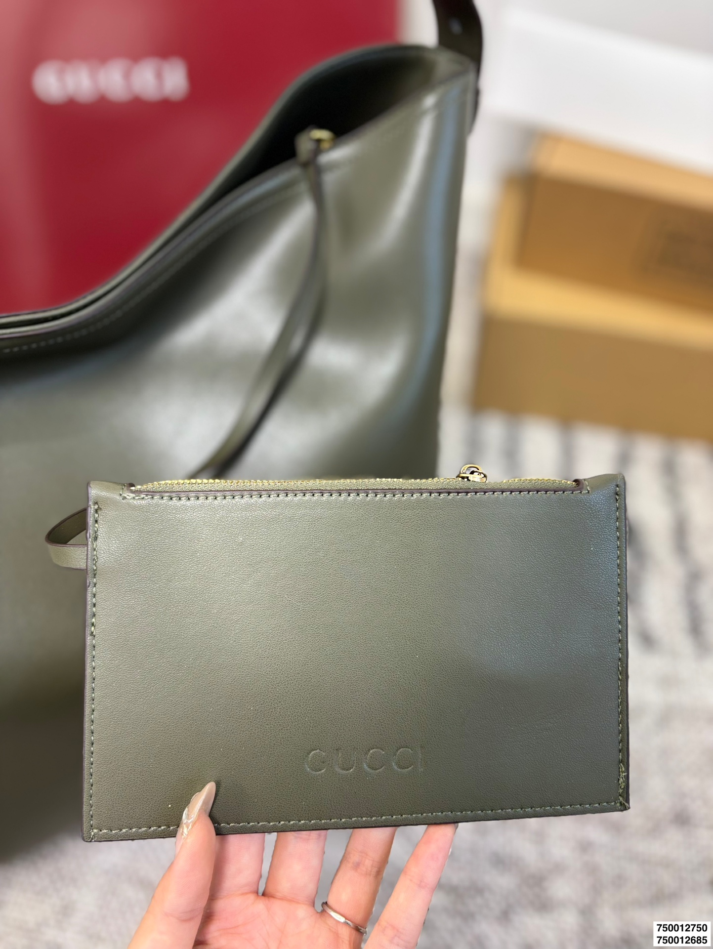 大号P190 小号P185 配盒子 酷奇Gucci Beatrix 【Gucci bestrix咖啡棕 轻享随行】✨ ▪️ 一抹浓郁咖啡色 沉淀时光的温柔 搭配秋冬焦糖系穿搭 自带高级滤镜 举手投足皆是质感 ▪️ 超轻量设计 重量仅如一部手机 肩颈自在无负担 通勤赶车步履生风 逛街出游轻如 尺寸大39 36 小34.5 28