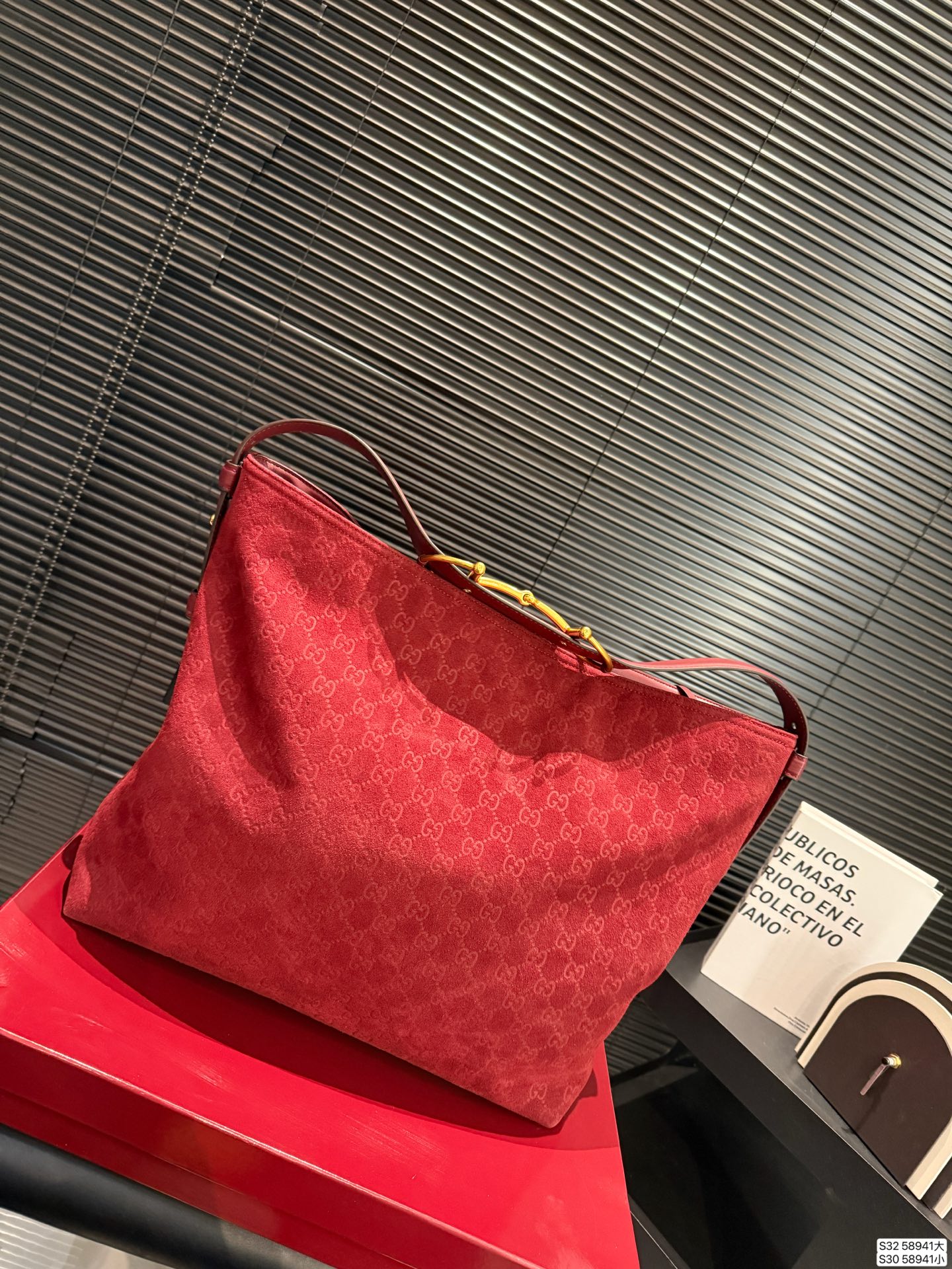 大号P210 小号P200 配盒子 纯皮酷奇Gucci Beatrix 【Gucci bestrix咖啡棕 轻享随行】✨ ▪️ 一抹浓郁咖啡色 沉淀时光的温柔 搭配秋冬焦糖系穿搭 自带高级滤镜 举手投足皆是质感 ▪️ 超轻量设计 重量仅如一部手机 肩颈自在无负担 通勤赶车步履生风 逛街出游轻如 尺寸大40 35 小34 27 货号58941