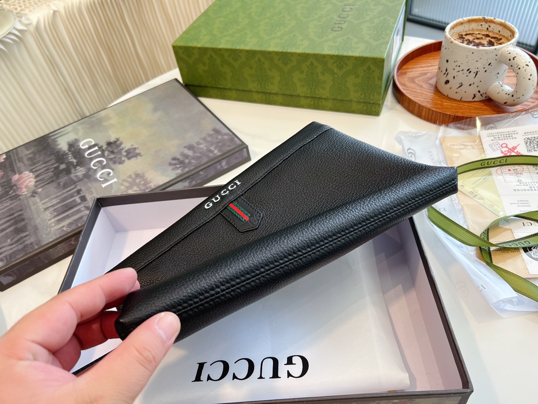 ❤️p115（礼盒包装）❤️牛皮 gucci 男士经典手包 细节实拍这个应该是古驰男士手拿包里面卖的最好的产品之一了第一是因为外表颜值~整体经典第二是因为大小宽度，非常能装东西 车钥匙、家里钥匙，大串大串地都没问题~日常办公材料啊甚至鼠标也是可以的! 性价比特别高~非常推荐!尺寸28.18