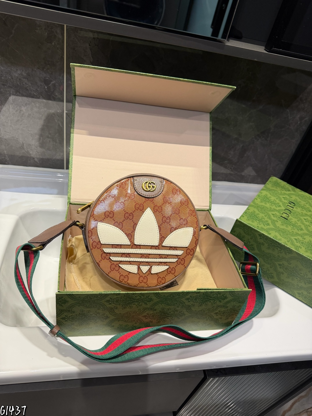 ❤️p130（礼盒包装）❤️ gucc！酷奇 今年圆形包比较多，考虑到容量的话老花家圆饼包是个不错的选择哦，可以说内外兼修啦圆饼包颜值高实用性真的不赖的尺寸20.6.20