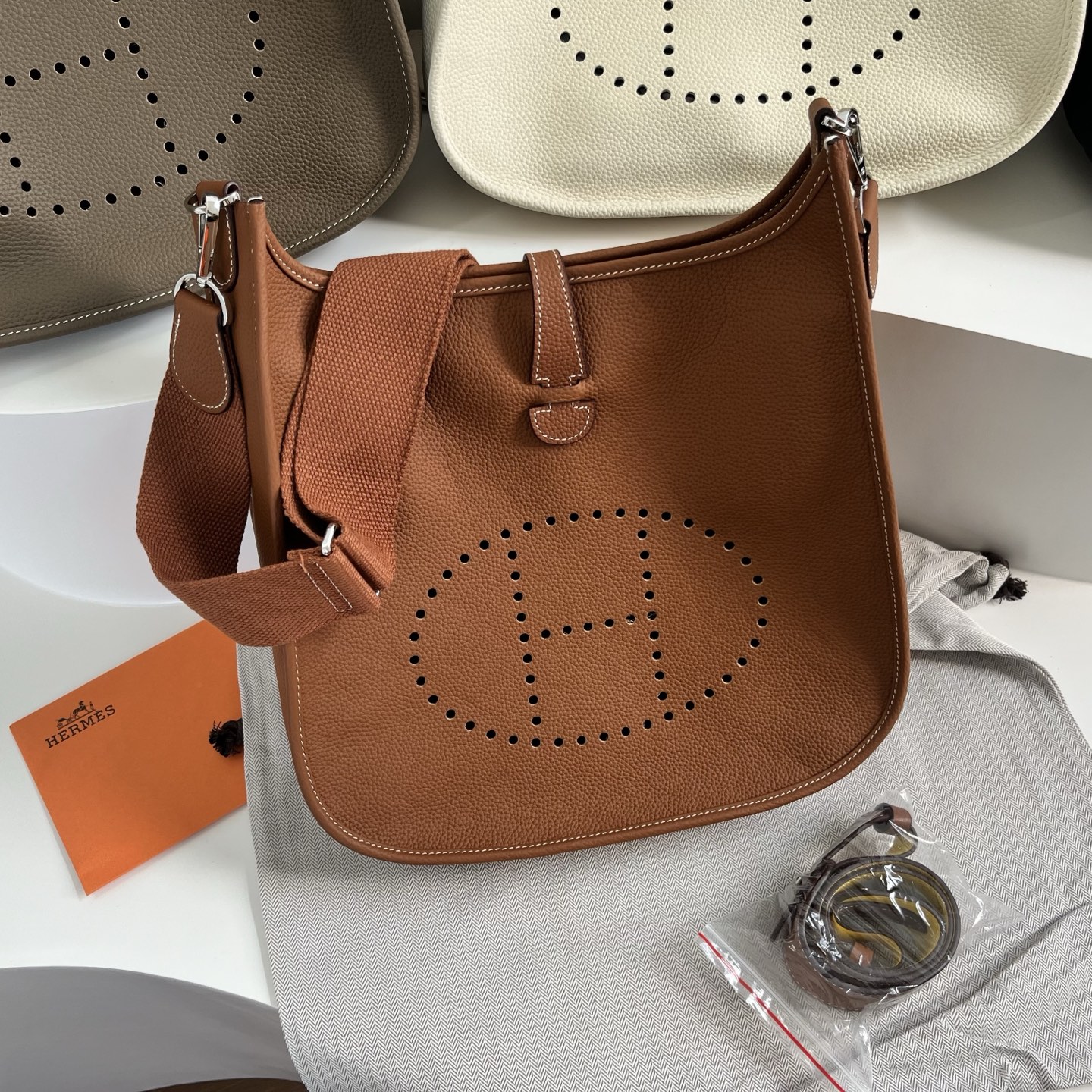 定制版29厘米💰258包邮‼️礼盒➕20 伊芙琳29cm慵懒的刚刚好！ 都说这个包冷门，但实物真的越耐看 ，这款更休闲更飒，百搭随性，简约大气的慵懒感一下子拿捏住了！实用主义者必备大包！容量太nice啦👍 贴心的宽肩带可以减轻重量，放松肩膀～ 多种背法，男女都可驾驭！ 更加适合高个子宝宝哦～随意一挎就能出门 尺寸：29&times;30&times;8cm