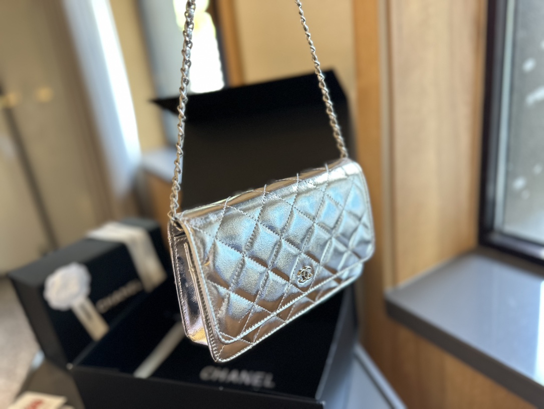 p130 折叠礼盒包装装 CHANEL 香奈儿发财包 入门级小挎包 香奈儿woc新款发财包 可斜挎单肩 链条可收入包内作为手包使用💪 上身后超显大气， 别看小小的 这个很能装哦 小巧实用 人手必备 上身效果超好 尺寸: 19.12