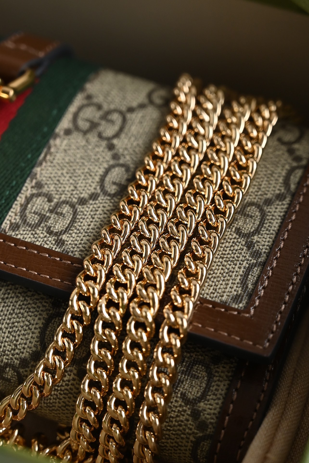 💰328包邮‼️ 😊 GG Jackie1961系列链条包 喜欢小链条包首选是 它可以当钱包，也可以当包包 能放12张卡➕完整的大钞，还可以放手机 钱包款加上链条，一个包钱得两个，划算！ 五金扣和链条，包括它的拉链头和D字扣 全部都是用全钢五金⚠️ 原厂皮➕原厂对色牛仔料 别看它小小一个，伺候着它的都是高级货❗️ Size：19&times;10&times;3.5cm #652681m