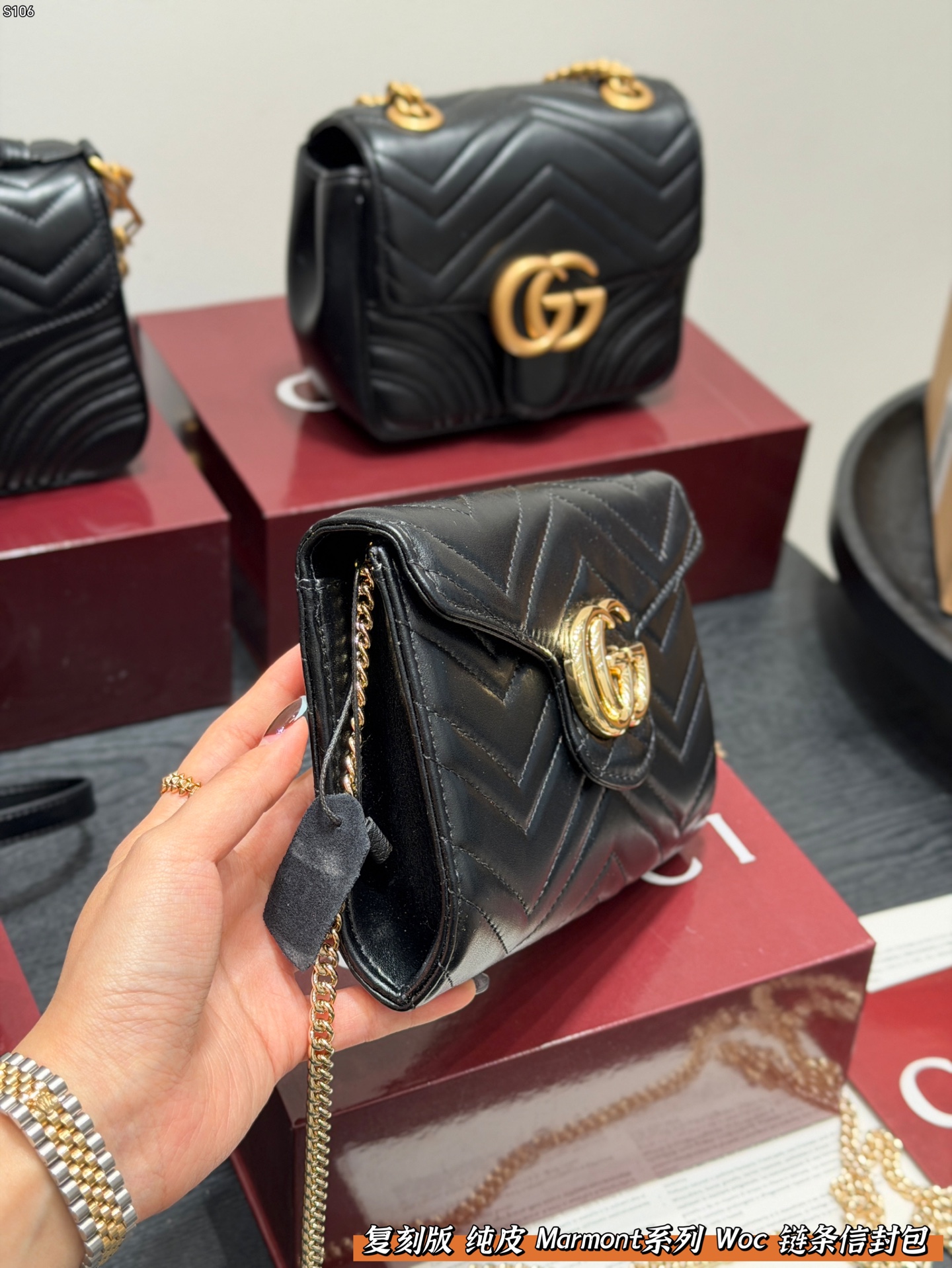 p150 全套礼盒🎁 复刻版 牛皮! GUCCI 信封包Marmont woc链条包 没想到这么耐看!这款容量在小包界可谓是非常实用的了一共有3个隔断、6个夹层、16个卡槽出门不用带卡包、钱包 直接一个包包搞定所有东西 典型的做旧处理真的超级耐看百搭 自古红金最撩人,集美貌与实用一身 尺寸 20cm