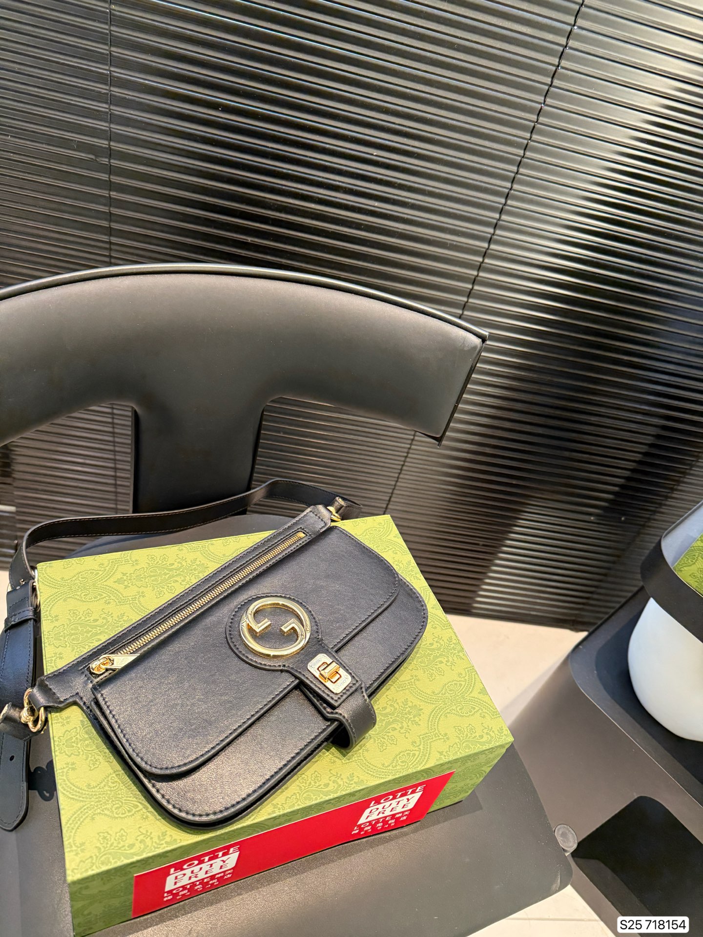 P175 配飞机盒折叠盒子 酷奇胸包 颜值特别高 低调不失优雅 谁背谁好看 男女通用 尺寸23.5 16 货号718154