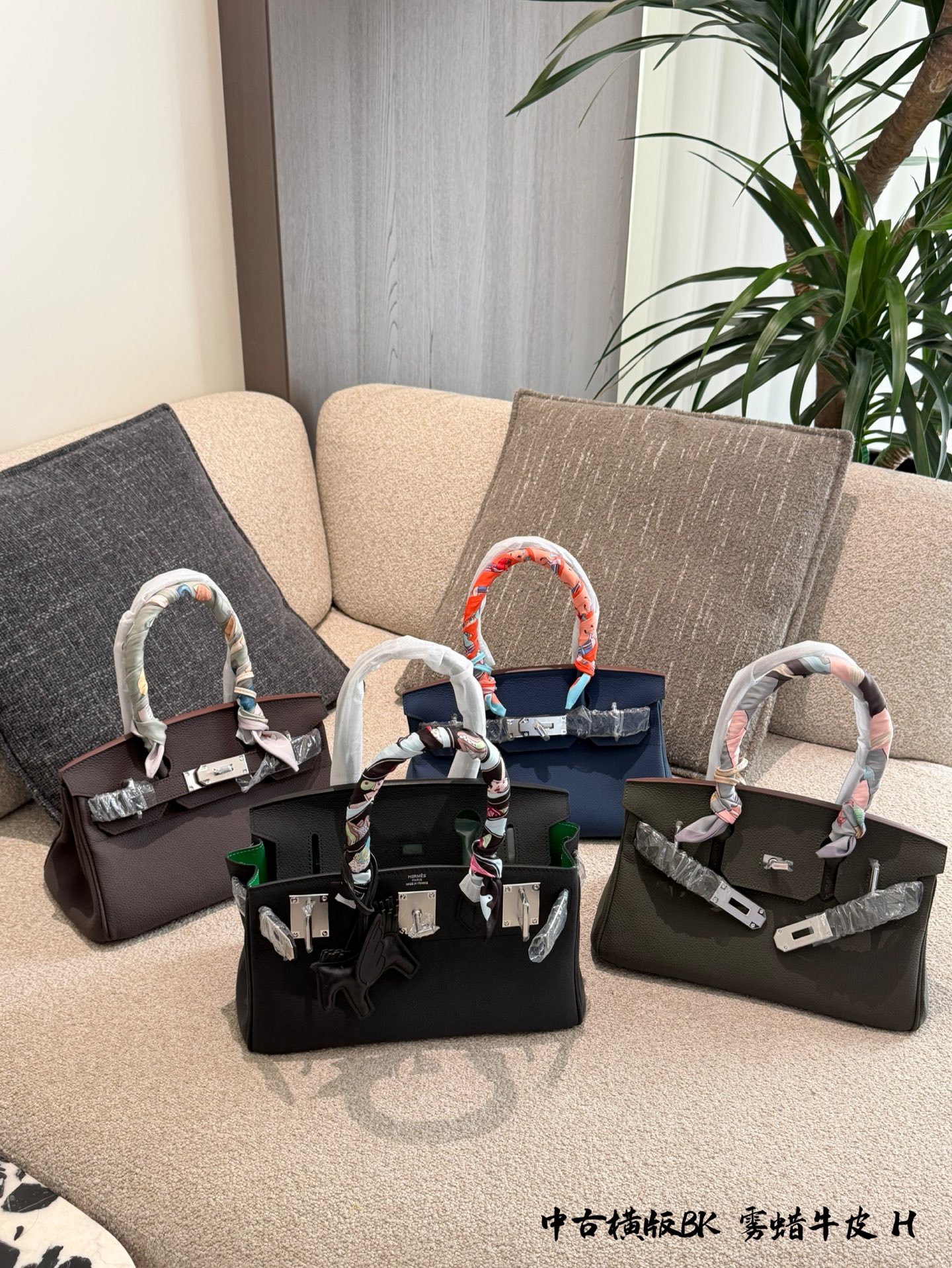 p335 爱马仕Birkin 30手袋​​横版 🖤这款Birkin 30手袋，采用雾蜡牛皮小牛皮+银色金属扣，简约大气超有质感✨。30cm容量刚好，通勤日常都能装。手柄缠丝巾，时髦又护手，细节满分！Birkin系列以精湛工艺和稀缺性著称，黑银配色低调高级，百搭不挑衣服，是爱马仕经典款，收藏和实用兼备💼。配盒子