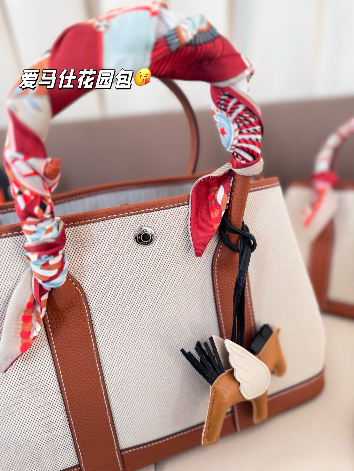 大号P220 小号P200（配内胆） 爱马仕花园包 布配牛皮 通勤比较低调又百搭 包身没有任何logo没有那么招摇！ 尺寸30*20/25*16 折叠盒