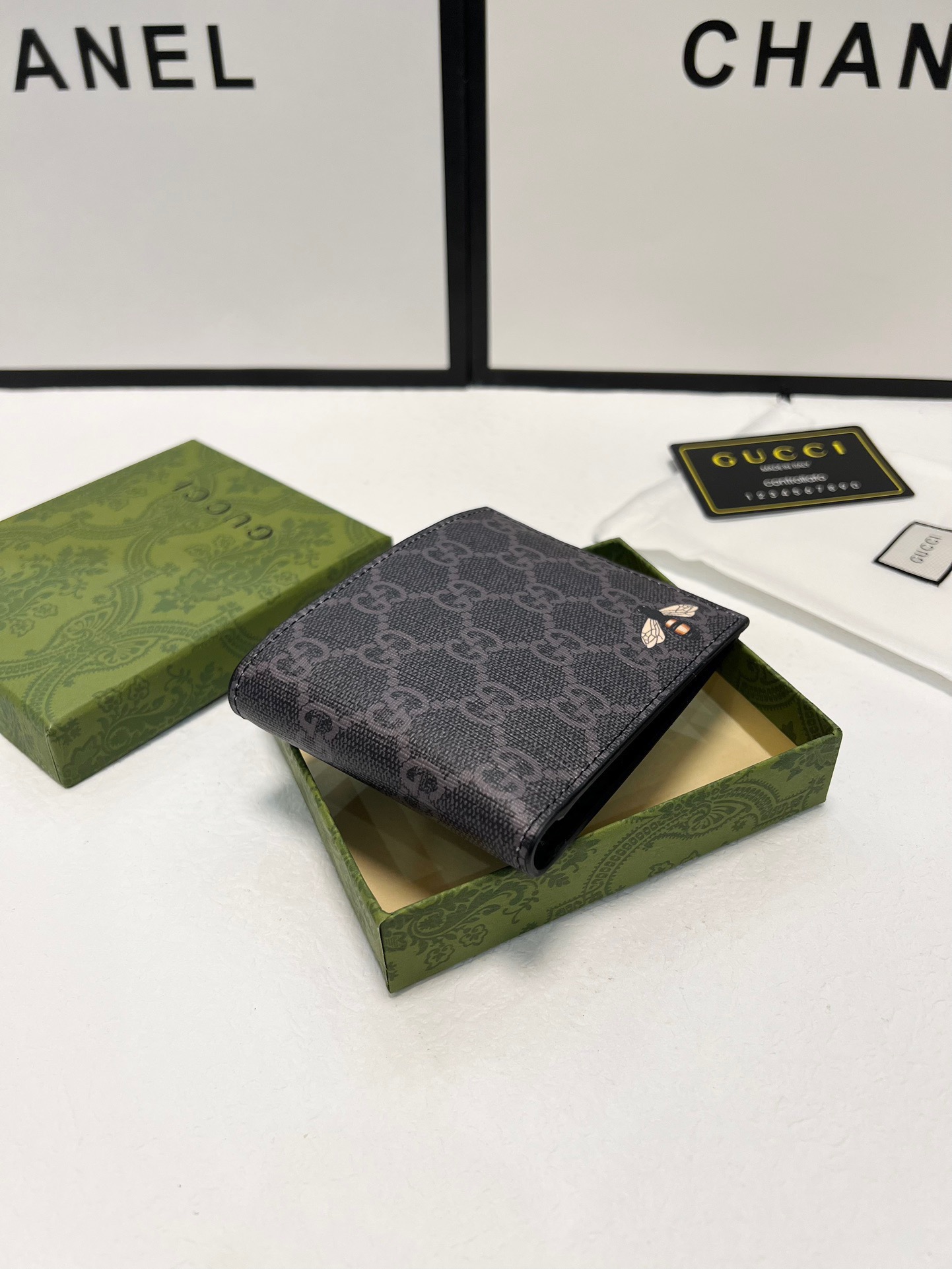 P70🎀颜色 黑 咖🎀尺寸 11x10🎀型号 451268🎀GUCCI最新爆款印花短夹钱包🐝小蜜蜂出货，官网同步🔥火爆登场🔥精致手工制作