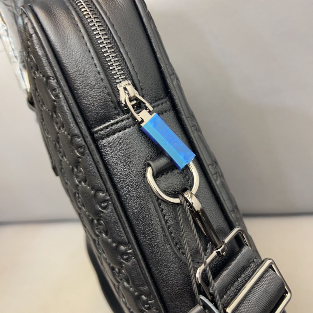 P170 Gucci 古奇 新款牛皮男包公文包 手提包 电脑包 采用精湛镶嵌细工 经典百搭 实物拍摄 原厂原版面料 配送防尘袋 29 x 38 cm。
