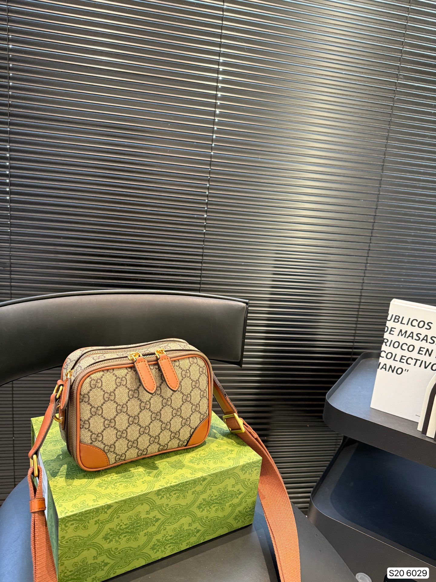 P150 Lv男士邮差 男包分享0LouisVuitton单肩包 路易威登LouisVuitton比起非常火邮差包这一款lv男士单肩包可以说非常低调了，这款呢低调稳重，日常休闲也搭得来也可斜挎尺寸18.5 13 货号6029