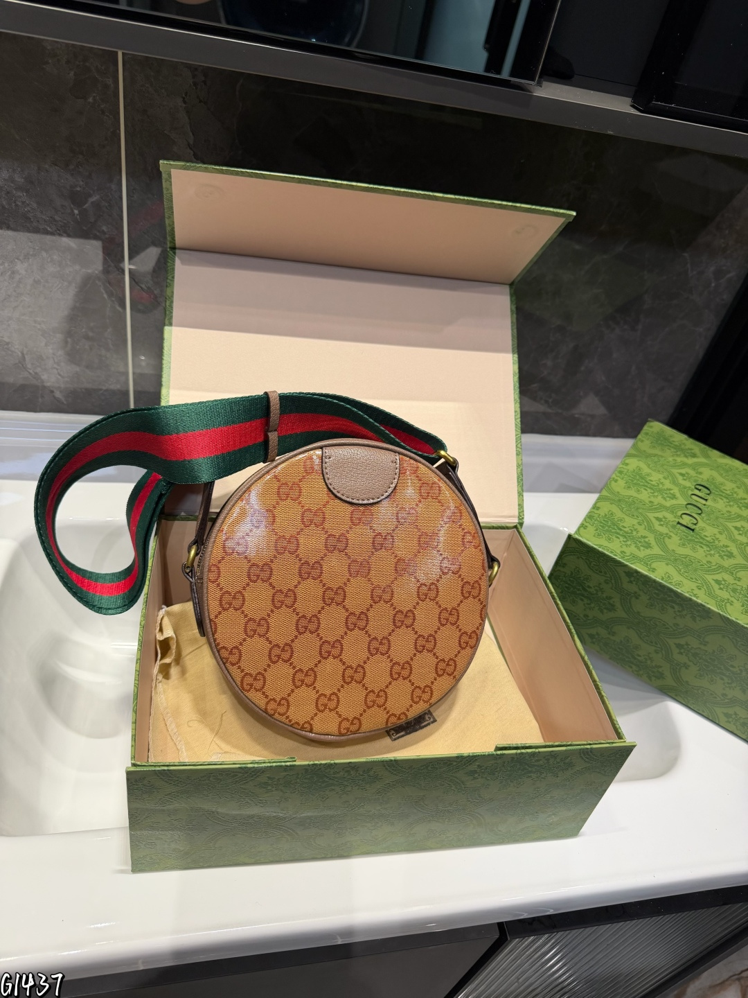 ❤️p130（礼盒包装）❤️ gucc！酷奇 今年圆形包比较多，考虑到容量的话老花家圆饼包是个不错的选择哦，可以说内外兼修啦圆饼包颜值高实用性真的不赖的尺寸20.6.20