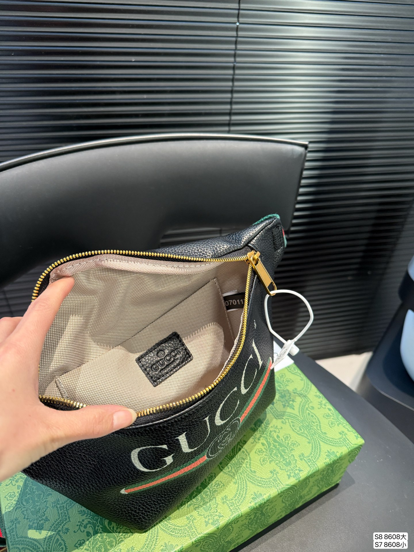 大号P90 小号P85 酷奇胸包 今年腰包胸包真的超级火 hot到不行的腰包|经典大牌明星同款 胸包重回时尚圈也不是一天两天的事情了，但没想到的是竟然越来越火 胸包不仅仅只是满足功能性的需求 更是为你的时髦度添砖加瓦 要说胸包最大的优点就是解放双手 把它挂在胸前百搭无压力 超多时髦的人都用它来凹造型了尺寸：大号38 23 小号31 17 货号8608