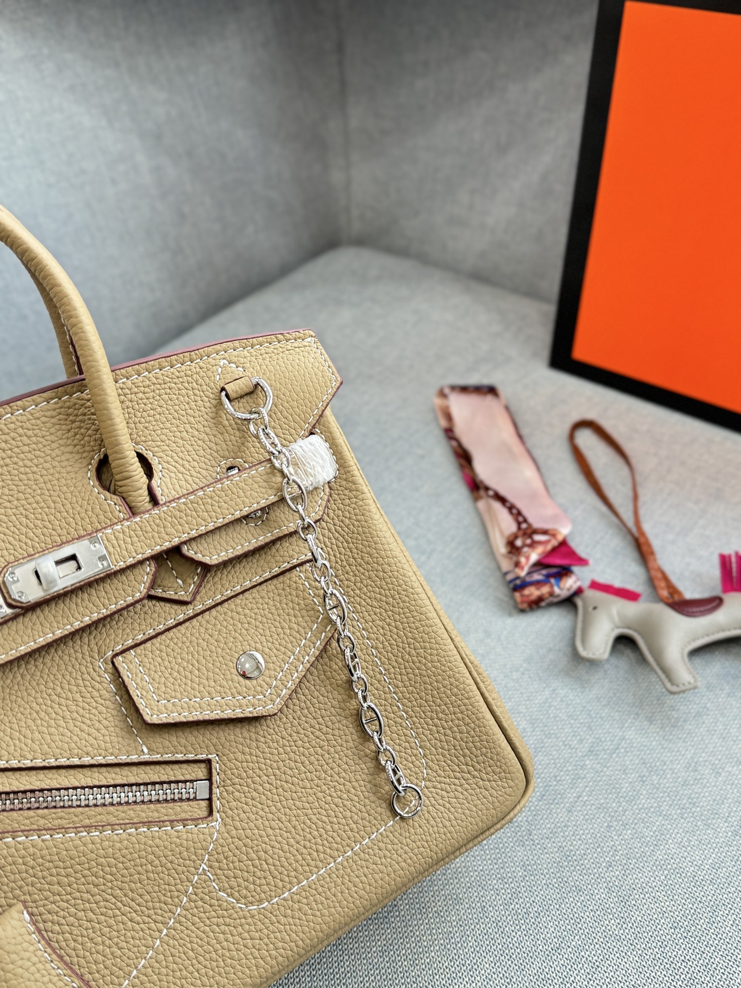 头层牛皮大💰285 头层牛皮小💰265 size：30&times;21.5/25&times;19 HERMES爱马仕 Birkin 机车摇滚风 铂金包手提包 荔枝纹 复古灵魂！口袋拉链牛皮铂金包超迷人 被我挖到宝了！这款中古款口袋拉链头层牛皮铂金包，满满的岁月韵味。 头层牛皮柔软又耐磨，纹理尽显质感。独特口袋拉链设计，方便实用还增添设计感。 背上它，瞬间变身复古女郎，日常通勤、约会出街，轻松成为焦点，简直是提升气质的神器。