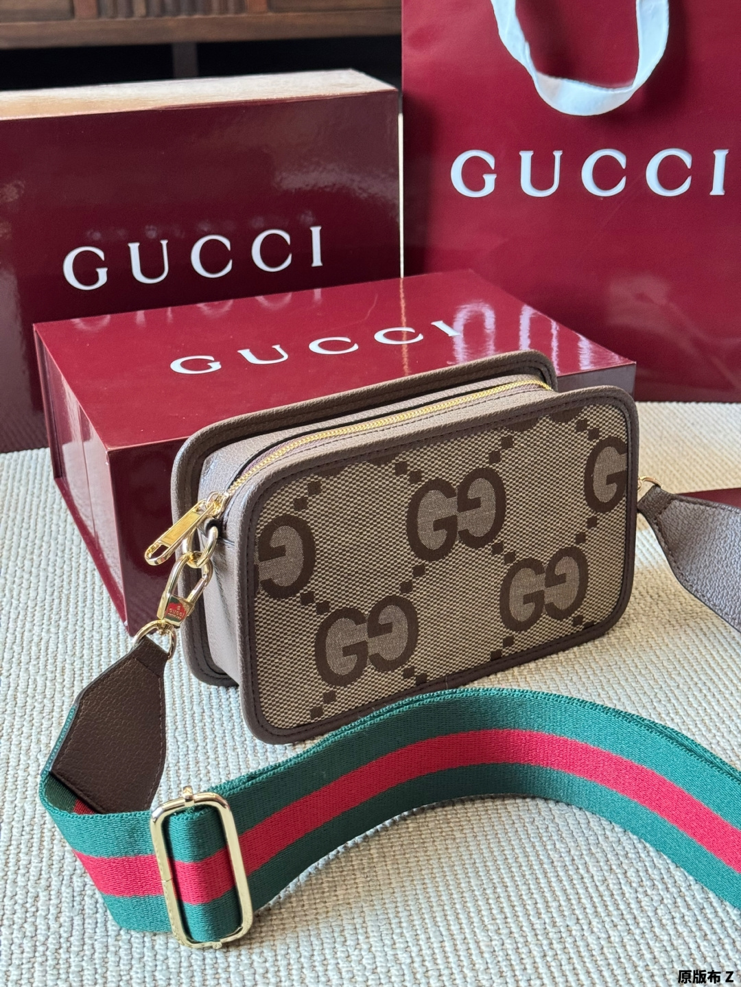 复刻版 原版布 p170 Gucci Ophidia 相机包 配原版乌木色二层牛皮～这个款复古韵味特别浓，对版五金 原版内里！上身效果也超赞，主要以精致特别的五金来提升整体质感。size 22 15 配飞机盒全套包装