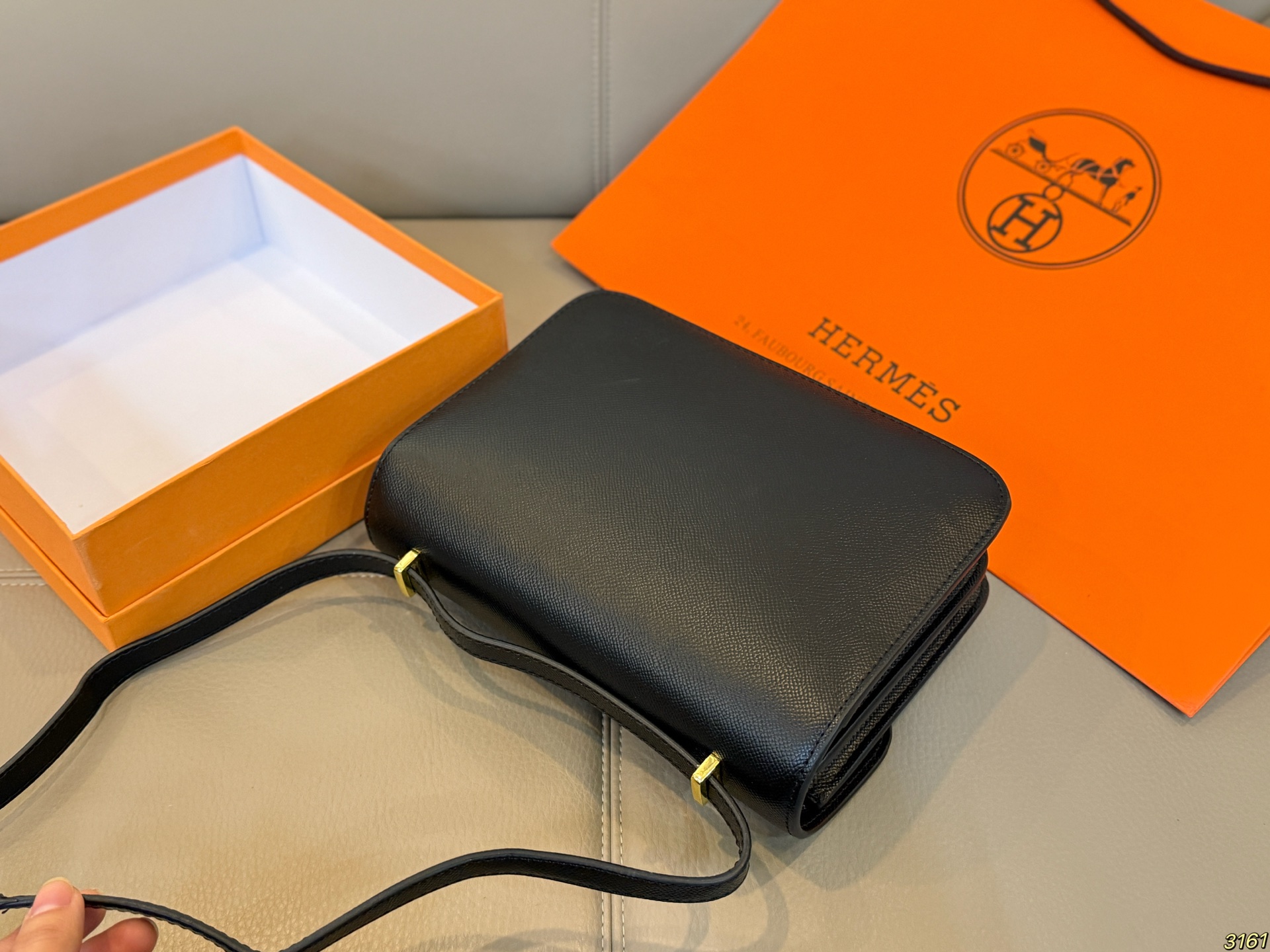 &yen;135/&yen;125配盒 爱马仕Hermes 轻奢康康包性价比超高的经典搭配王 今天给大家推荐hello家的康康包，颜值超耐打，经典又百搭! 拍照出来也是满满的高级感，很容易凹造型~ 包包的容量也很nice,完全能满足日常的需求 尺寸24 16/19 14