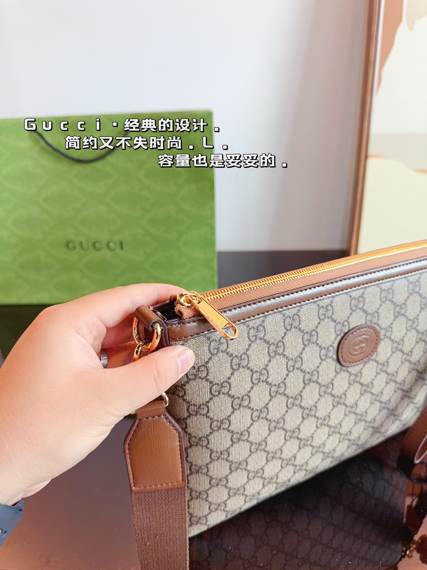 P160 GUCCI酷奇ophidia斜挎包. GG男包来咯～ 随着时间成长，压花也是经久耐看且永不过时的元素 这款包包造型小巧，依旧是复古的调性，方方正正的包型很好搭配衣服，可斜挎可作为手拿包，日常休闲和商务场合都可以驾驭，撞包率也很低，包身整体也很轻便，简约低调有质感尺寸：26*3*23cm