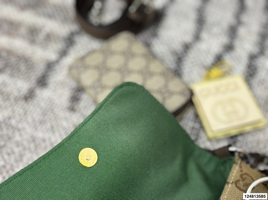 P175折叠盒⚠️尺寸27.13 酷奇GUCCI Horsebit Chain法棍包 经典再现，时尚果然是个轮回 复古的设计加上显眼的马衔扣 是初春到深冬都钟爱的时髦感 多种背法出街，感觉就像在街上走秀！ 恰到好处的优雅！