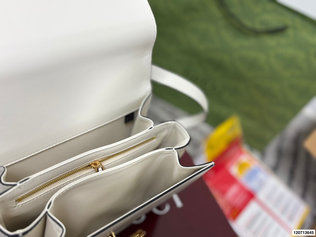 p185 礼盒包装 Gucci Siena系列背包延续了Gucci经典马衔扣这一标志性元素的演变。这款肩背包选用精细光面皮革匠心打造，挺括造型融蕴源自20世纪70年代的半马衔扣搭扣设计细节。搭配金色调配件，内部衬里设有三层接档与一个拉链口袋。 尺寸22.17