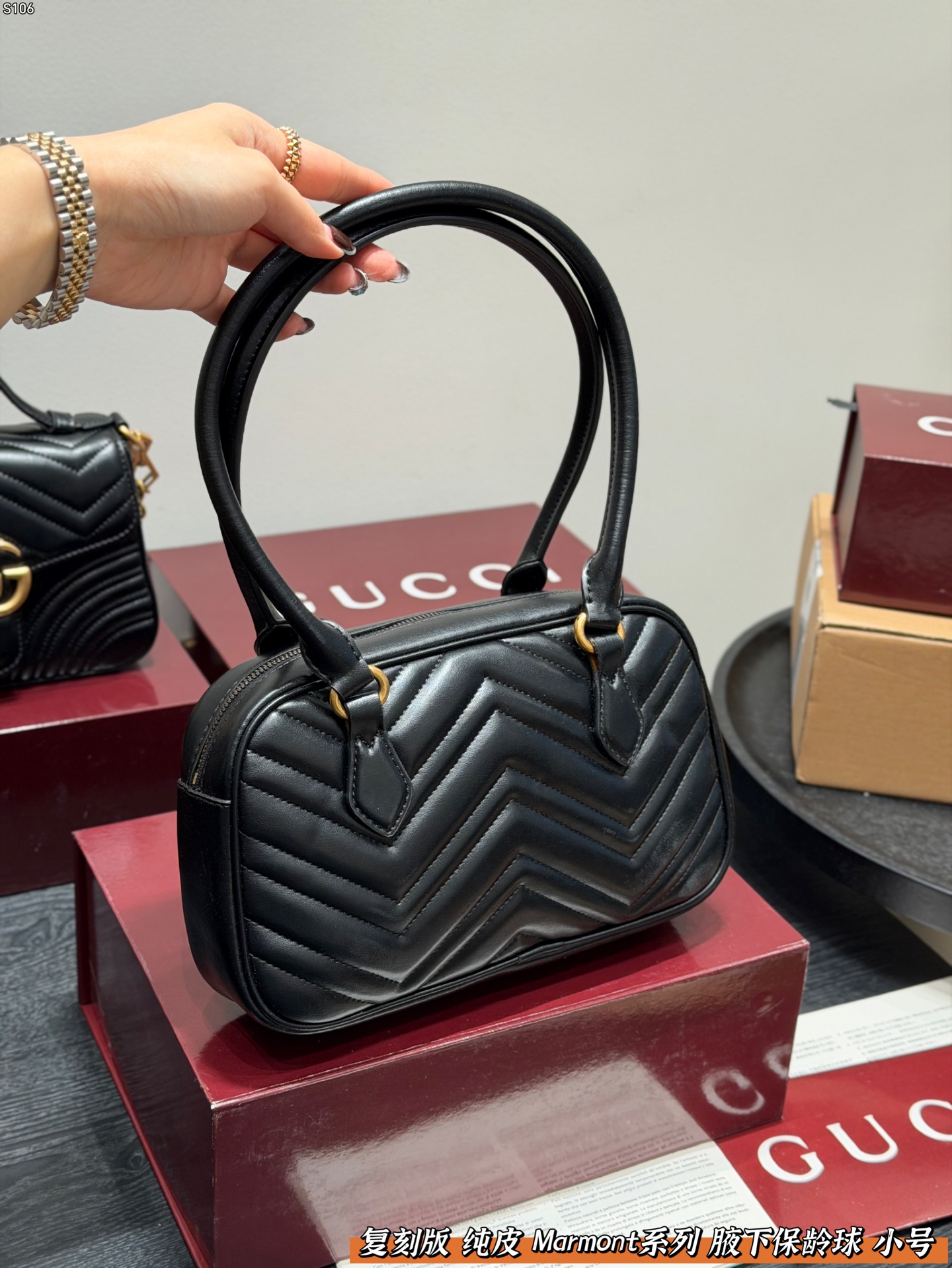 P145 礼盒包装 复刻版 纯皮！ Gucci GG Marmont保龄球包腋下马蒙包，黑色波浪纹绗缝皮革+金色双G标志，简约又超有辨识度。 手提or腋下背都OK，通勤，出街都很百搭!皮革柔软耐用，容量刚好，日常用品轻松装下。 尺寸 小号26*16cm