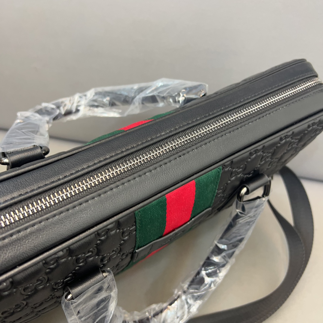 P170 Gucci 古奇 新款牛皮男包公文包 手提包 电脑包 采用精湛镶嵌细工 经典百搭 实物拍摄 原厂原版面料 配送防尘袋 29 x 38 cm。