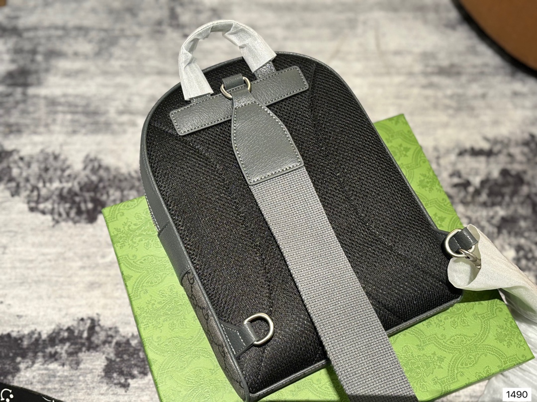 p165 礼盒包装 男包分享gucci gucci 比起非常火。这一款古奇男士单肩包可以说非常低调了國 老花的,这款呢低调稳重,日常休闲也搭得来也可斜 尺寸20.28