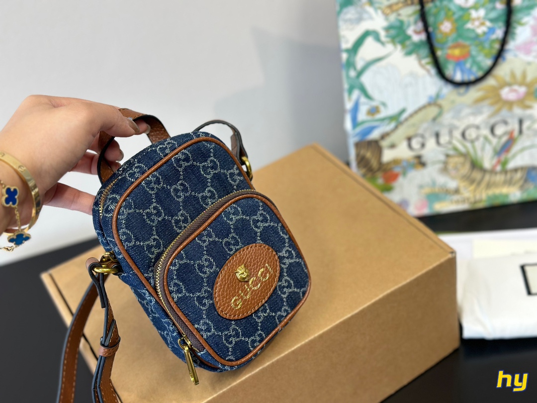 &yen;145全套包装 报告！GUCCI虎头手机包真是太太太可爱了吧 怎么能拒绝x这么一只可可爱爱的小包包呢 GUCCI新出的虎头手机包真是一眼就爱上延续经典的虎头系列 搭配柠檬黄的手柄真的要太夏天老花配色也永远不会过时 最主要性价比真的不要太高！别看是一只手机包容量非常乐观我手机是iphone11promax完全可以装入还有多的空间放纸巾 钥匙等 虽然是男包 女生也完全可以驾驭 推荐推荐！12*18cm