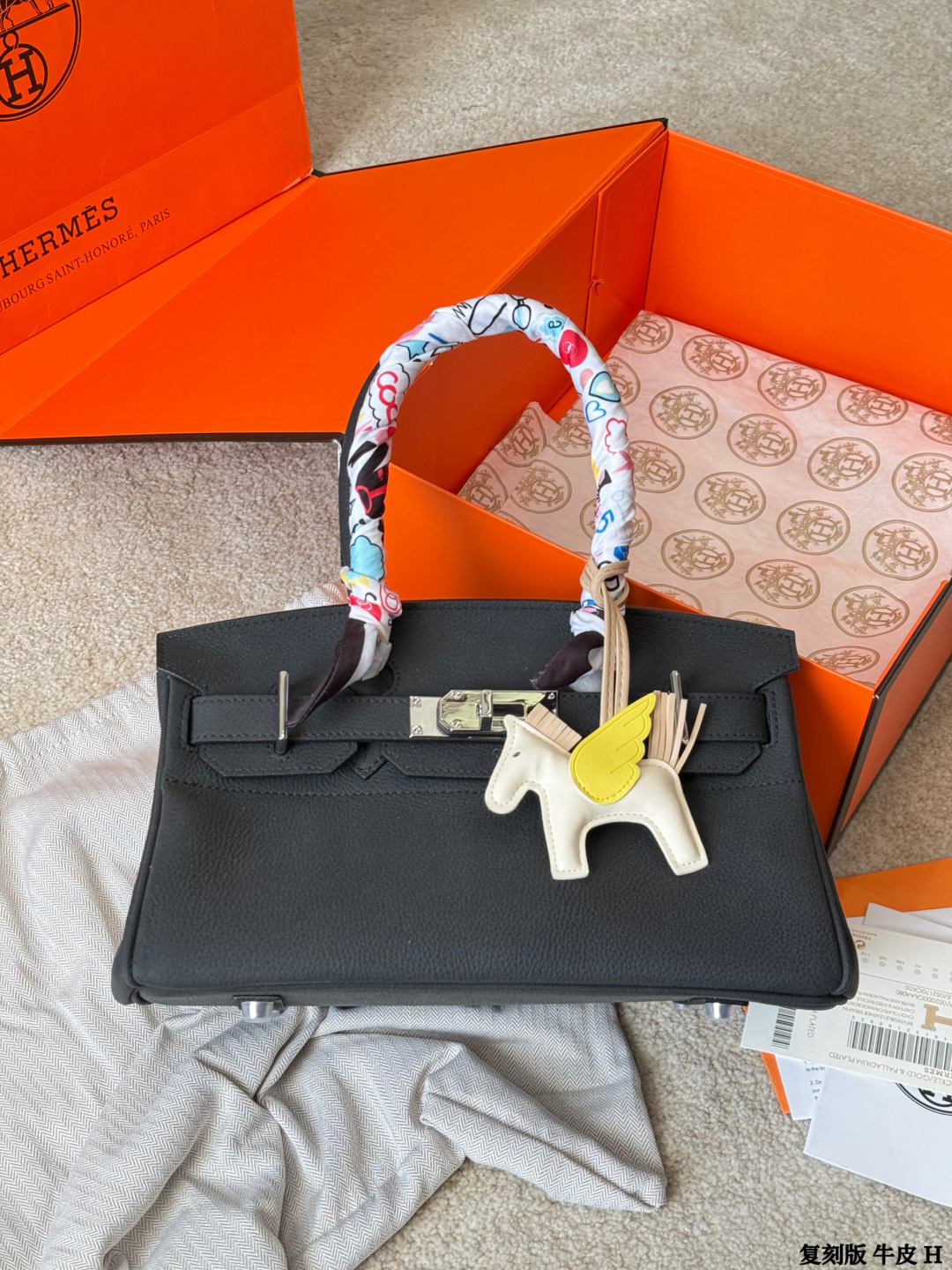 复刻版 头层牛皮 p330 Hermes 爱马仕｜Birkin 铂金包 独家经典火爆出货 纯皮 里外纯皮！集万千宠爱与一身 爱马仕&middot;birkin铂金包 专柜万年不下架 原厂激光五金 各路时尚主播/网红/明星不离手 气质女神爱不释手必备法宝 各种百搭 处处体现时尚品味 畅销多年 新版本新工艺 选材结实有型且皮质超软 里外全皮 油边/走线/五金媲美专柜 注目精湛工艺 感受工匠神韵 品质如图 市场最高版本 随意出入专柜无压力 女神包抓紧购 阳光下颜色偏浅 室内光线暗会深一些 这是常识哦 尺寸：30cm