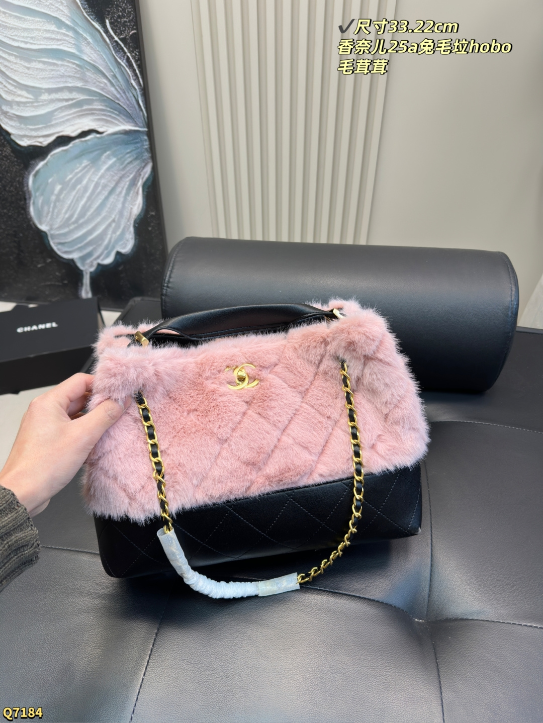 💰200 尺寸33.22cm 香奈儿25a兔毛hobo托特 25A高级手工坊上新 有点东西 早早被预告吸引的一只包包👜 收到实物真的太惊艳了 单肩手提怎么背都好看 而且巨轻！ 这个尺寸150+以上身高都可以背！ 秋冬搭大衣 巨时髦 太适合凹造型了