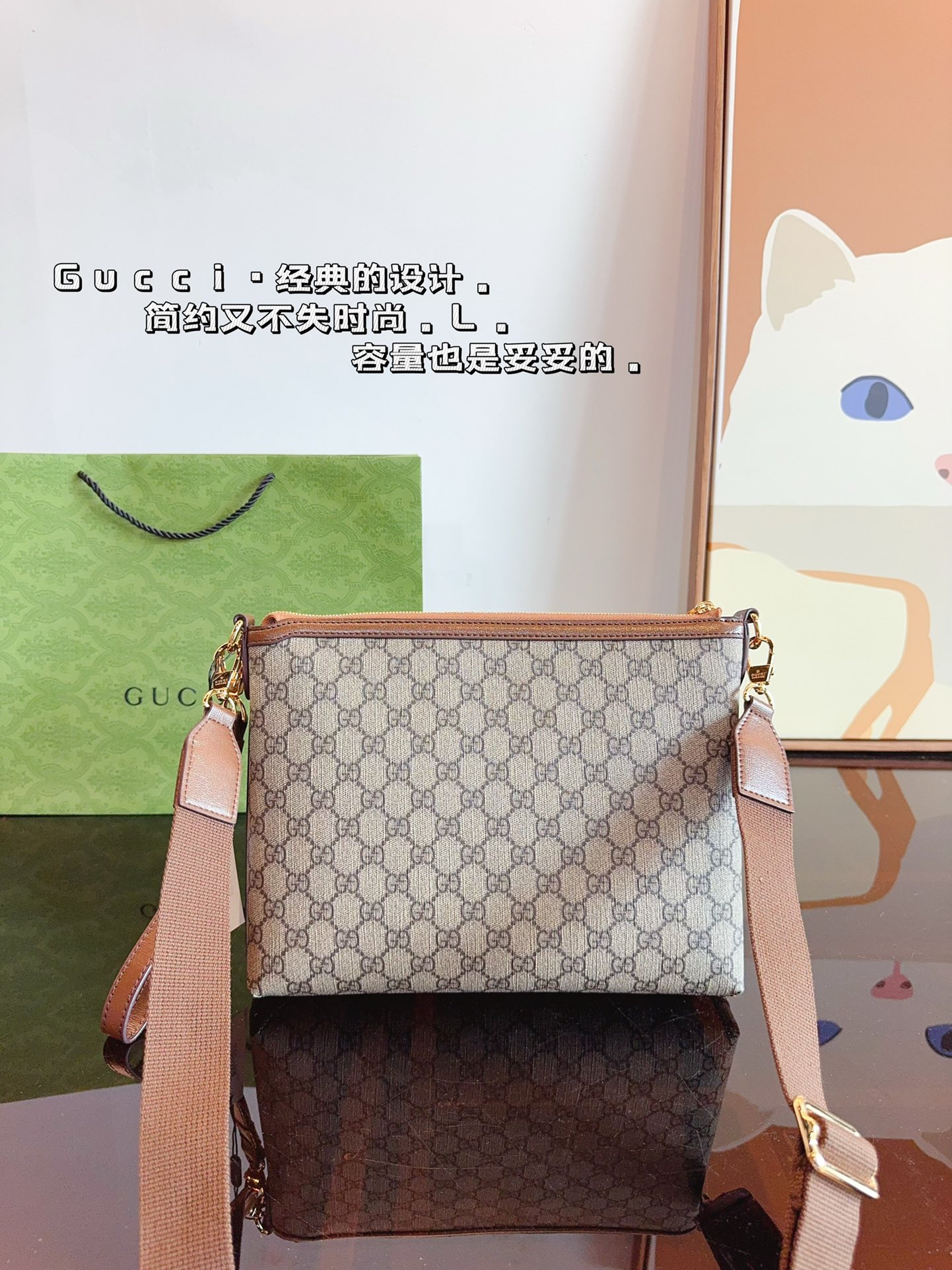 P160 GUCCI酷奇ophidia斜挎包. GG男包来咯～ 随着时间成长，压花也是经久耐看且永不过时的元素 这款包包造型小巧，依旧是复古的调性，方方正正的包型很好搭配衣服，可斜挎可作为手拿包，日常休闲和商务场合都可以驾驭，撞包率也很低，包身整体也很轻便，简约低调有质感尺寸：26*3*23cm