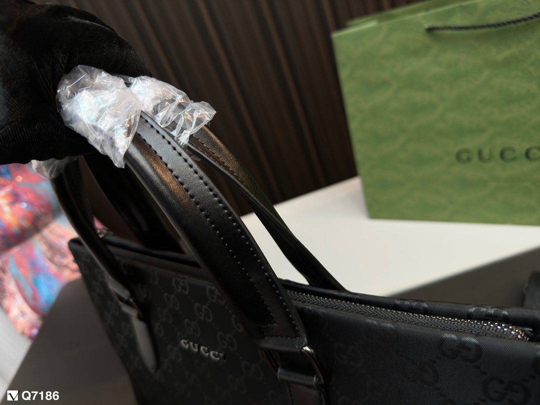 💰100 gucci 酷奇新款男包推荐 男包推荐: reverse eclipse Christopher ,nylon soft trunk, utility 邮差包。 目测爆款我觉得比女款更加简约.和潮流,女生也可以背哦,而且容量可 中国独家提前上市,大家快去联系你们的sales抢货吧 尺寸37.29cm