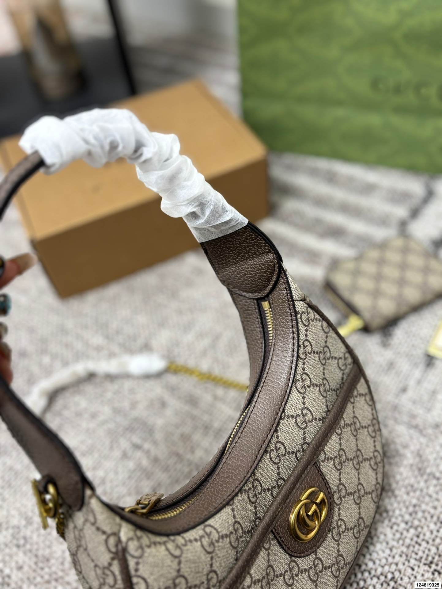 p155 酷奇腋下包GUCCI古驰.上新啦!新款Gucci古驰月牙包新款Gucci吉驰月牙包乌木色/上新啦!古驰的月牙包一整个美住! 尺寸24.13折叠盒