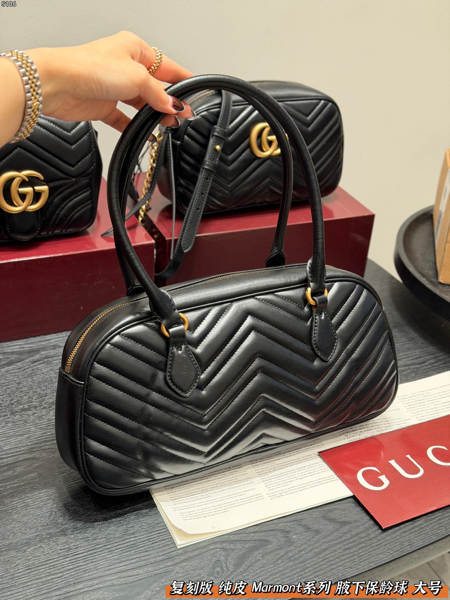 P150 礼盒包装🎁 复刻版 纯皮！ Gucci GG Marmont保龄球包腋下马蒙包，黑色波浪纹绗缝皮革+金色双G标志，简约又超有辨识度。 手提or腋下背都OK，通勤，出街都很百搭!皮革柔软耐用，容量刚好，日常用品轻松装下。 尺寸 大号35*16cm