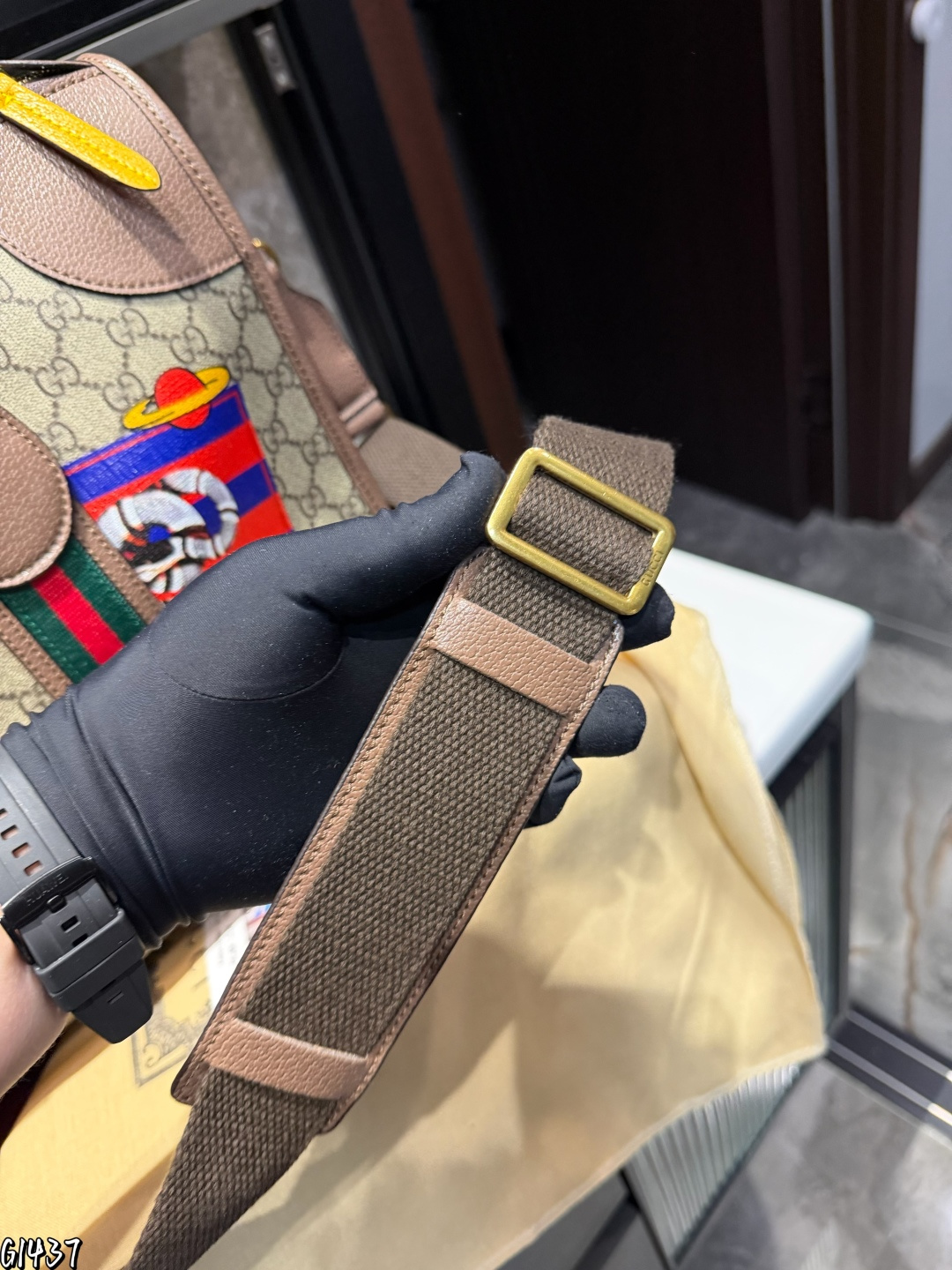 ❤️p175❤️ 这款旅行包采用更大尺寸焕新诠释，为《Exquisite Gucci》系列旅行精选增添别样魅力。条纹织带和双G配件装饰以品牌典藏元素突显整体廓形