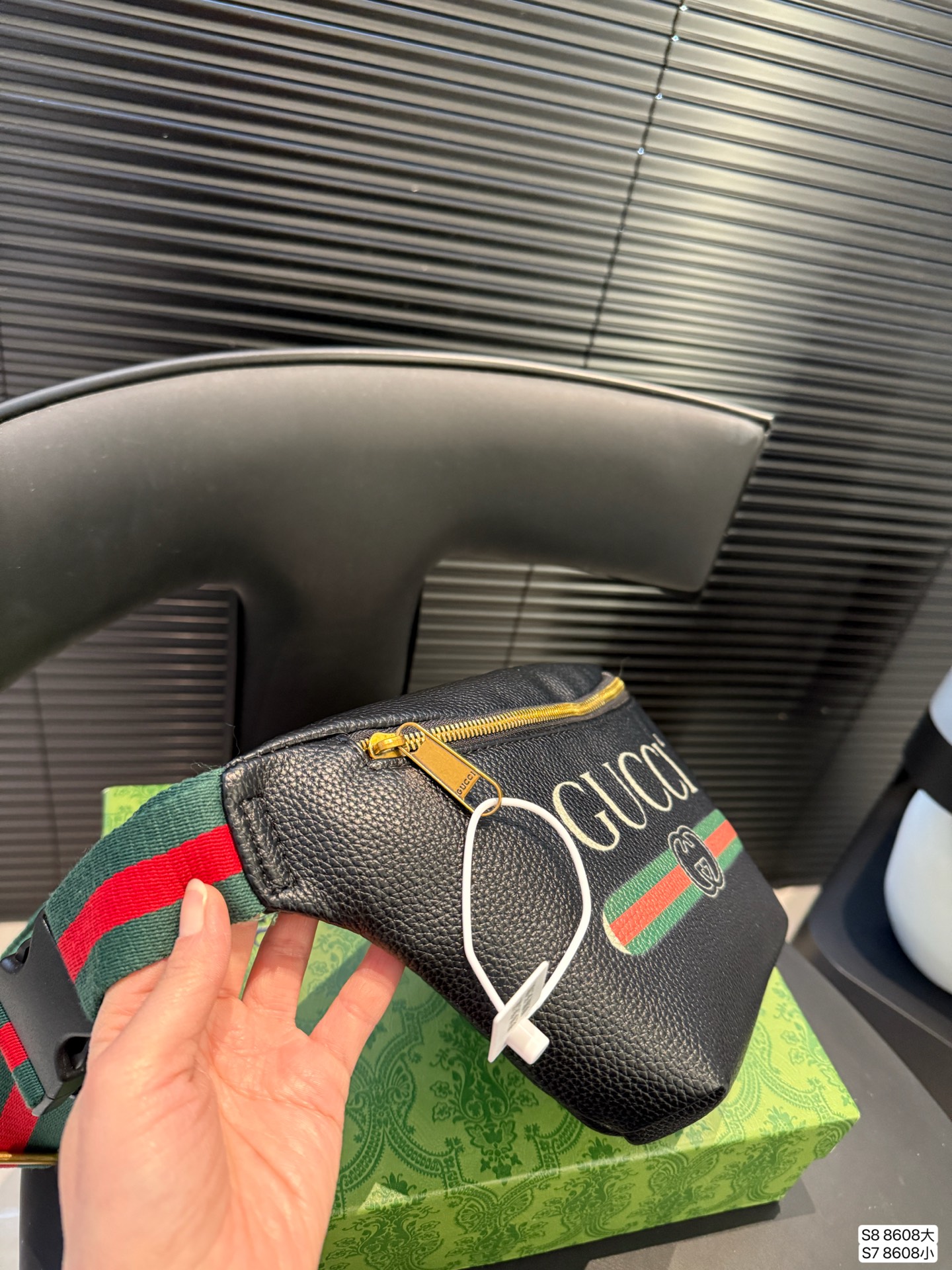 大号P90 小号P85 酷奇胸包 今年腰包胸包真的超级火 hot到不行的腰包|经典大牌明星同款 胸包重回时尚圈也不是一天两天的事情了，但没想到的是竟然越来越火 胸包不仅仅只是满足功能性的需求 更是为你的时髦度添砖加瓦 要说胸包最大的优点就是解放双手 把它挂在胸前百搭无压力 超多时髦的人都用它来凹造型了尺寸：大号38 23 小号31 17 货号8608