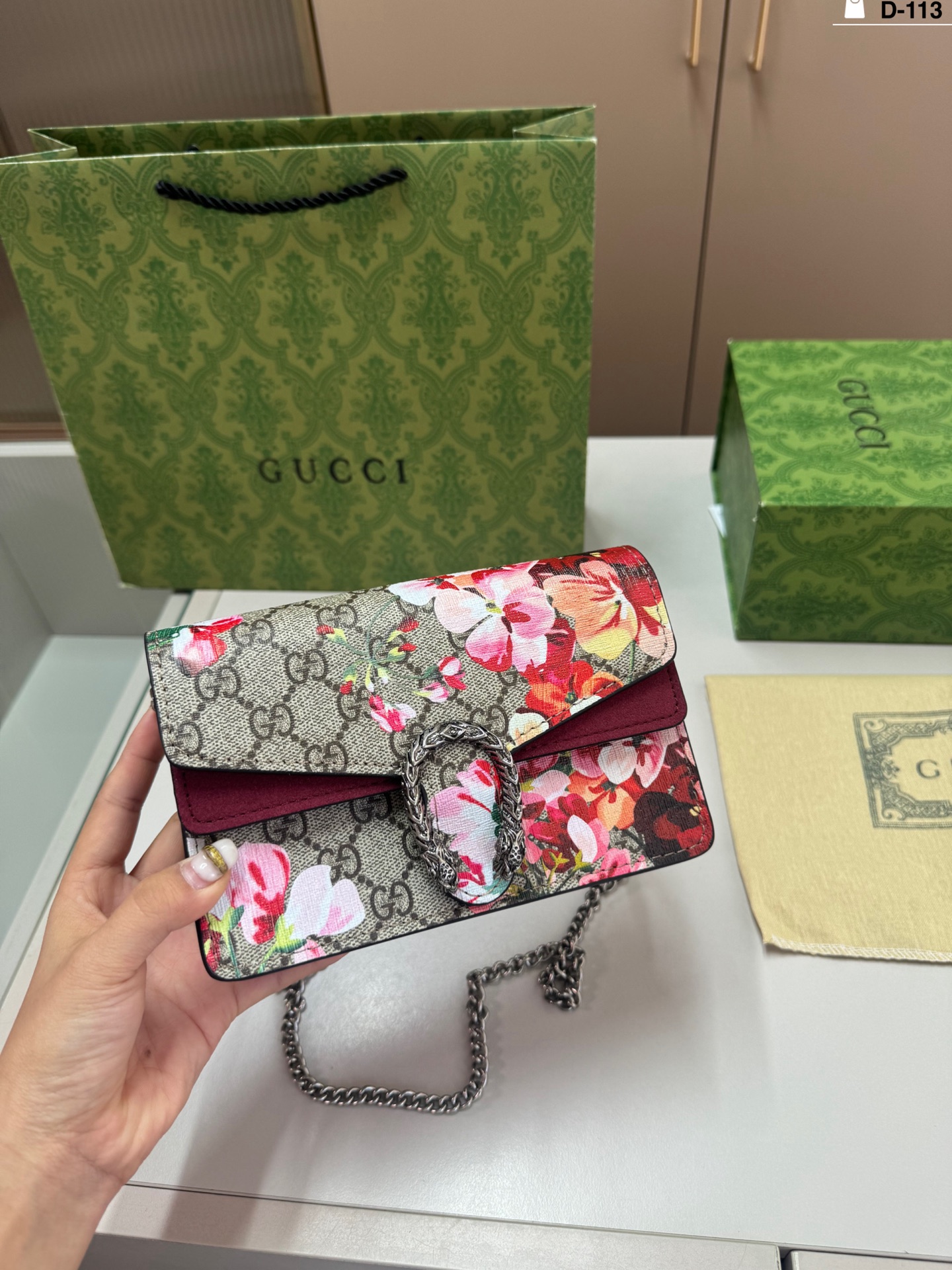 💰p110 D-113尺寸18&times;10折叠盒 Gucci酷奇酒神链条包上新 GUCCI 万年酒神蛇头包 人手必备