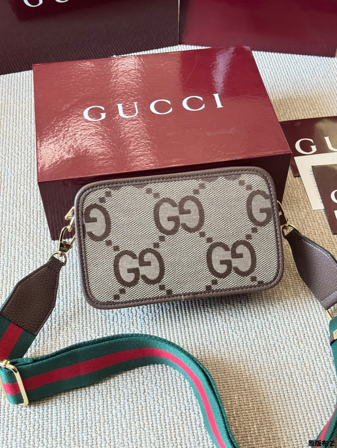复刻版 原版布 p170 Gucci Ophidia 相机包 配原版乌木色二层牛皮～这个款复古韵味特别浓，对版五金 原版内里！上身效果也超赞，主要以精致特别的五金来提升整体质感。size 22 15 配飞机盒全套包装