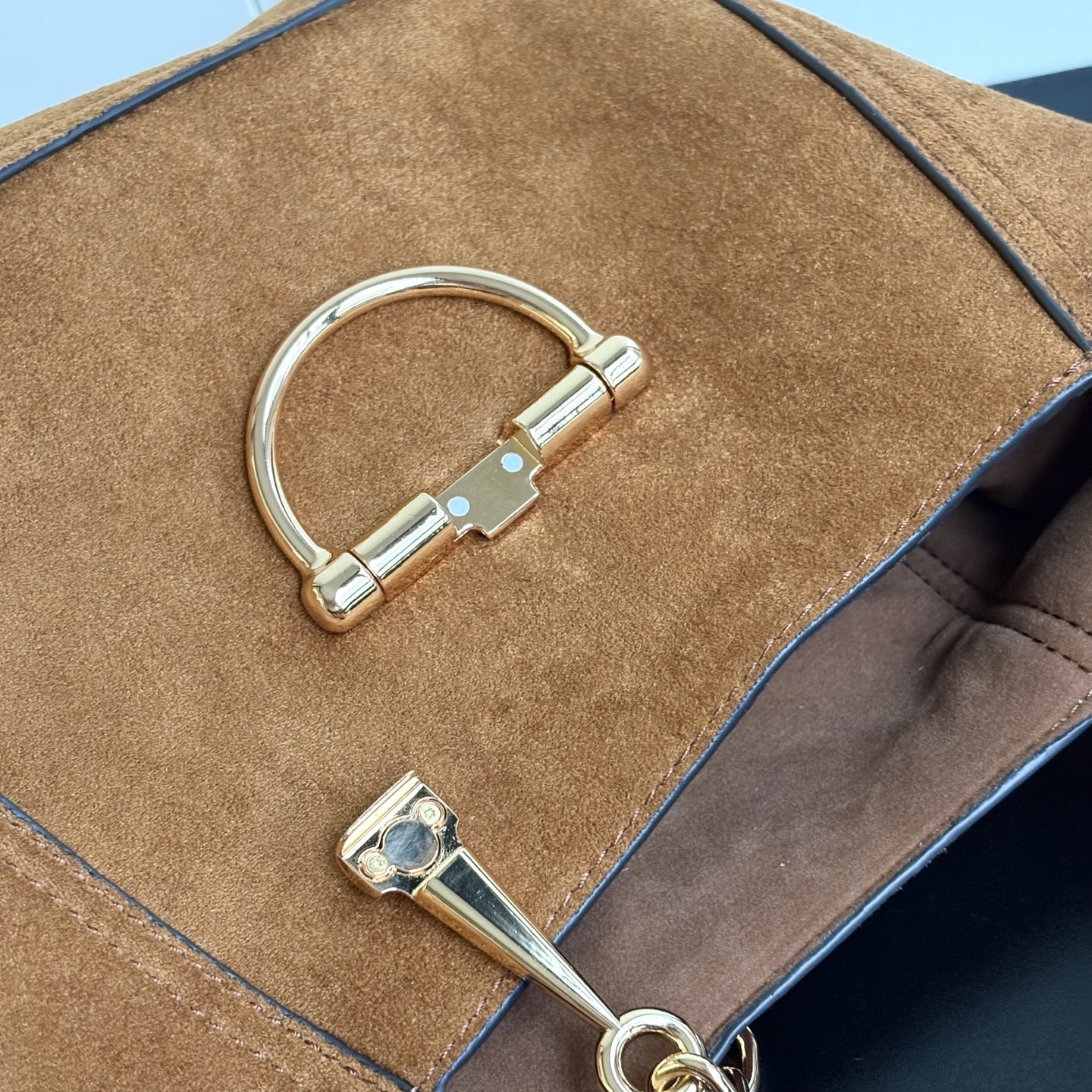 💰200包邮❗ Gucc1 Softbit系列大号半马衔扣造型中号手提包～款号837467棕磨砂🎈🎈🎈尺寸：27.5厘米（宽）x 21厘米（高）x 16厘米（深）📢📢📢