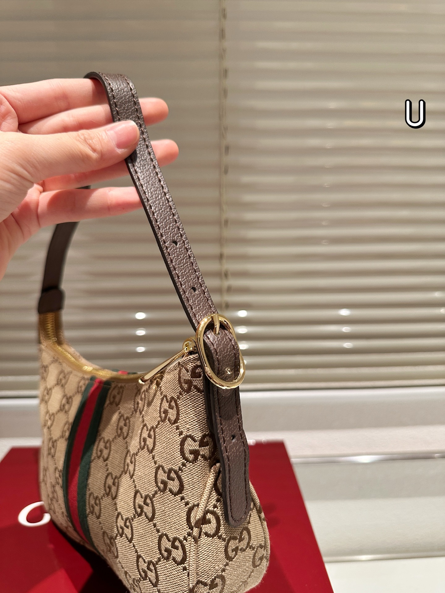 复刻版 P145 Gucci Demna系列迷你单肩包​​ 👜Gucci 迷你单肩包，深棕帆布+双G织带，红绿条纹超有辨识度！复古优雅，迷你尺寸轻便出行，手机钥匙都能装下✨。肩带可调节，单肩斜挎都OK，百搭又实用。灵感来自罗马经典建筑，细节精致，日常通勤或休闲都能轻松驾驭，是Gucci热门入门款，复古控必入！💼 尺寸23.14