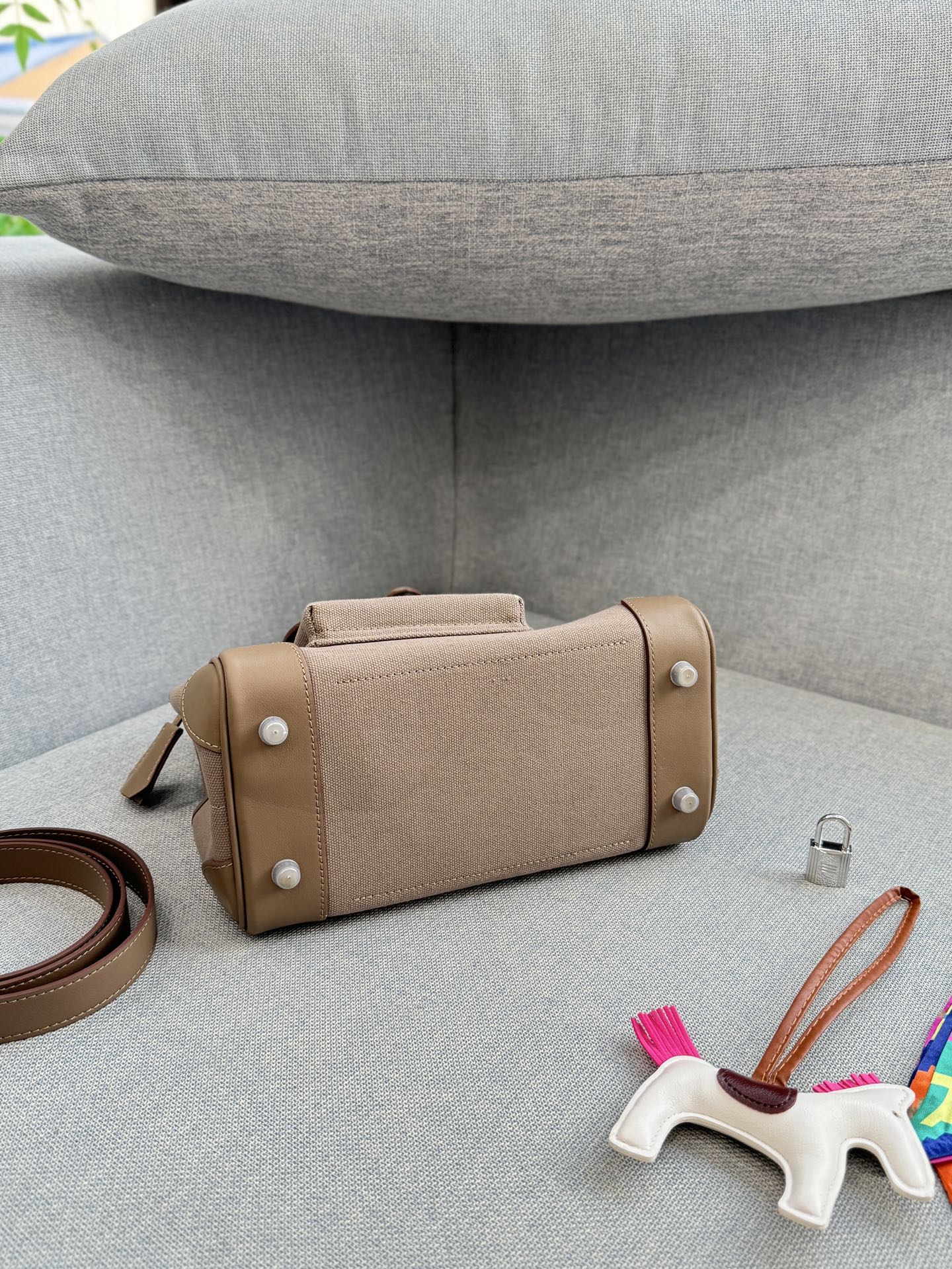 头层牛皮大💰315 头层牛皮小💰305 size：30&times;21/25&times;20 HERMES爱马仕 Birkin 帆布拼皮 铂金包手提包 拼接设计很特别 容量也够大，日常用很方便 背上就是温柔又利落的风格 包包风格休闲工装，日常穿搭都能hold住👍🏼 Cargo是真好用！！！ 张惠妹爱不离手的Cargo