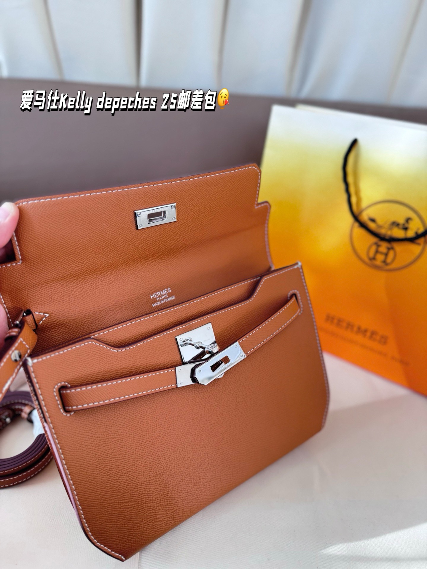 P210 配折叠盒 尺寸25.19cm 爱马仕Kelly depeches 25邮差包包,在Kelly系列里算是很好入手的一款 包包的容量挺大的,日常出门完全够用 3条带子可以自由转换👍
