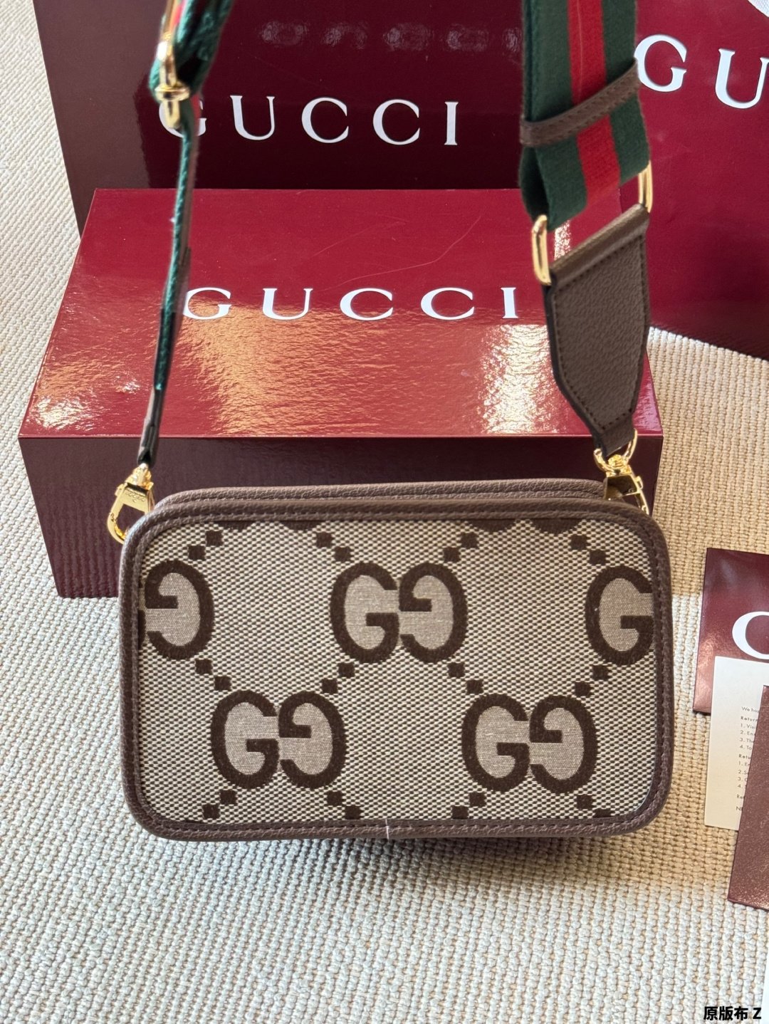 复刻版 原版布 p170 Gucci Ophidia 相机包 配原版乌木色二层牛皮～这个款复古韵味特别浓，对版五金 原版内里！上身效果也超赞，主要以精致特别的五金来提升整体质感。size 22 15 配飞机盒全套包装