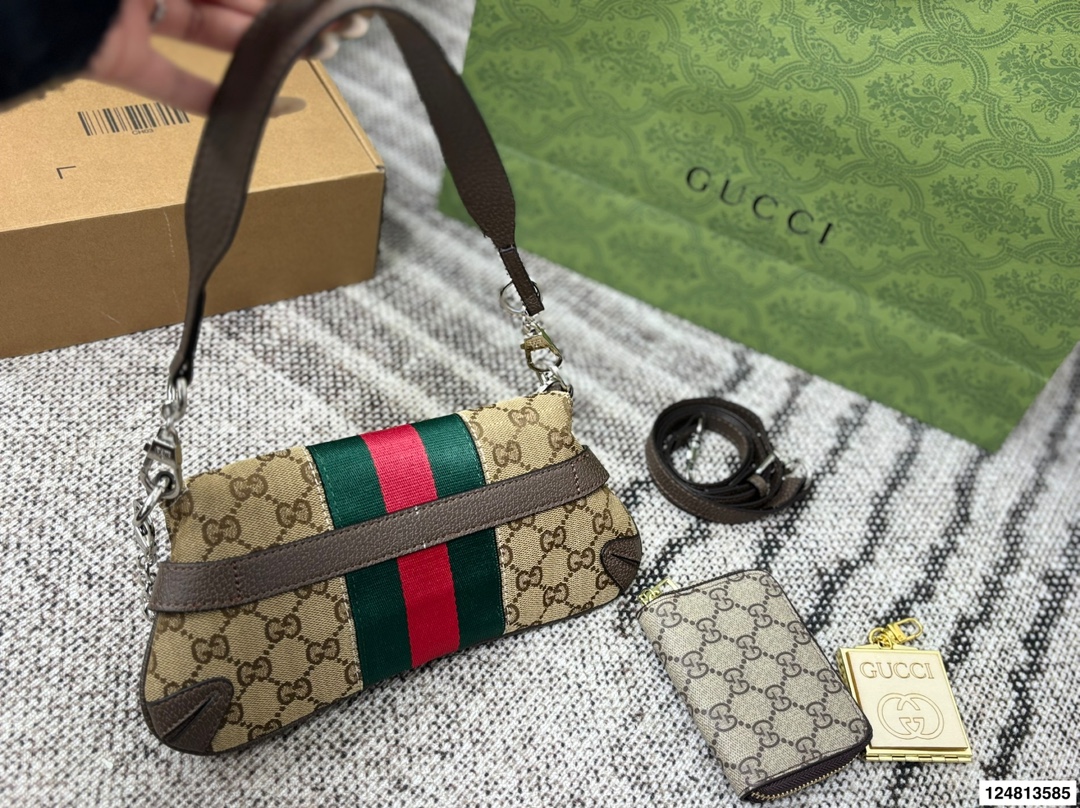 P175折叠盒⚠️尺寸27.13 酷奇GUCCI Horsebit Chain法棍包 经典再现，时尚果然是个轮回 复古的设计加上显眼的马衔扣 是初春到深冬都钟爱的时髦感 多种背法出街，感觉就像在街上走秀！ 恰到好处的优雅！