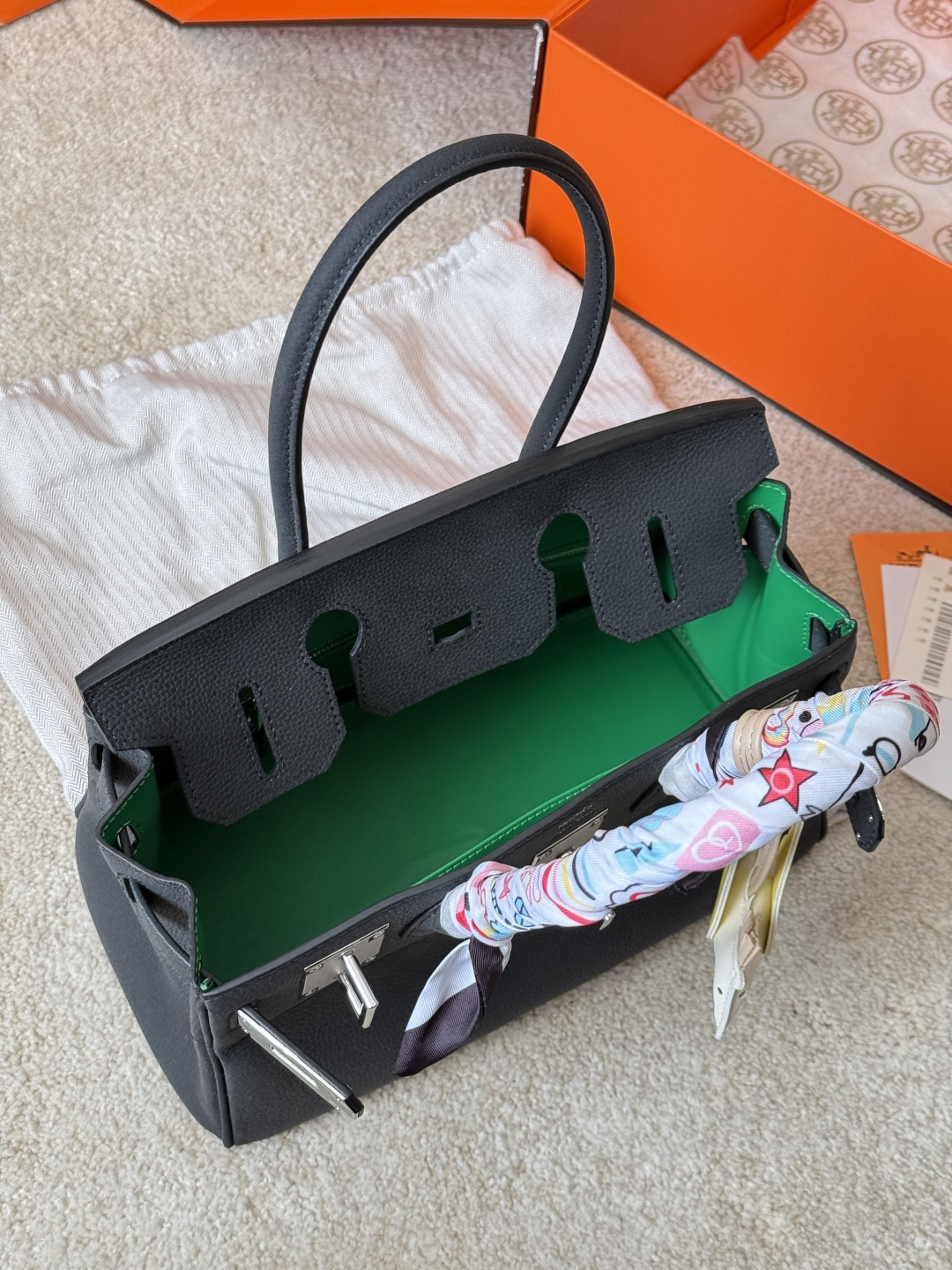 复刻版 头层牛皮 p330 Hermes 爱马仕｜Birkin 铂金包 独家经典火爆出货 纯皮 里外纯皮！集万千宠爱与一身 爱马仕&middot;birkin铂金包 专柜万年不下架 原厂激光五金 各路时尚主播/网红/明星不离手 气质女神爱不释手必备法宝 各种百搭 处处体现时尚品味 畅销多年 新版本新工艺 选材结实有型且皮质超软 里外全皮 油边/走线/五金媲美专柜 注目精湛工艺 感受工匠神韵 品质如图 市场最高版本 随意出入专柜无压力 女神包抓紧购 阳光下颜色偏浅 室内光线暗会深一些 这是常识哦 尺寸：30cm