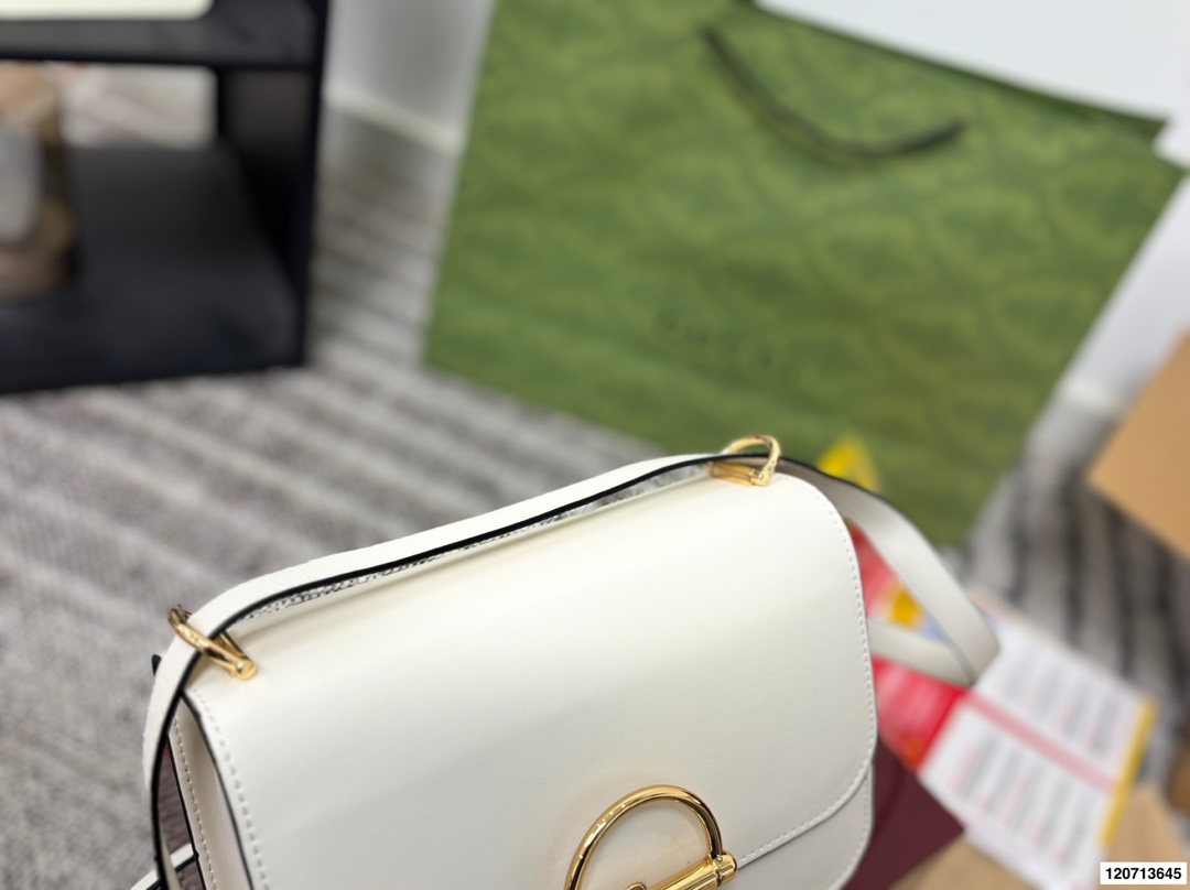 p185 礼盒包装 Gucci Siena系列背包延续了Gucci经典马衔扣这一标志性元素的演变。这款肩背包选用精细光面皮革匠心打造，挺括造型融蕴源自20世纪70年代的半马衔扣搭扣设计细节。搭配金色调配件，内部衬里设有三层接档与一个拉链口袋。 尺寸22.17