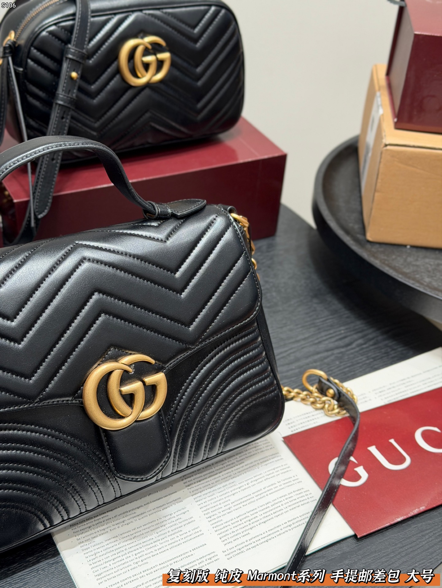 P160 礼盒包装 复刻版 纯皮！ Gucci GG Marmont 手提邮差包 链条包包！黑色波浪纹绗缝皮革+金色双G标志，简约又超有辨识度。 手提or腋下背都OK，通勤，出街都很百搭!皮革柔软耐用，容量刚好，日常用品轻松装下。 尺寸 大号27*19cm