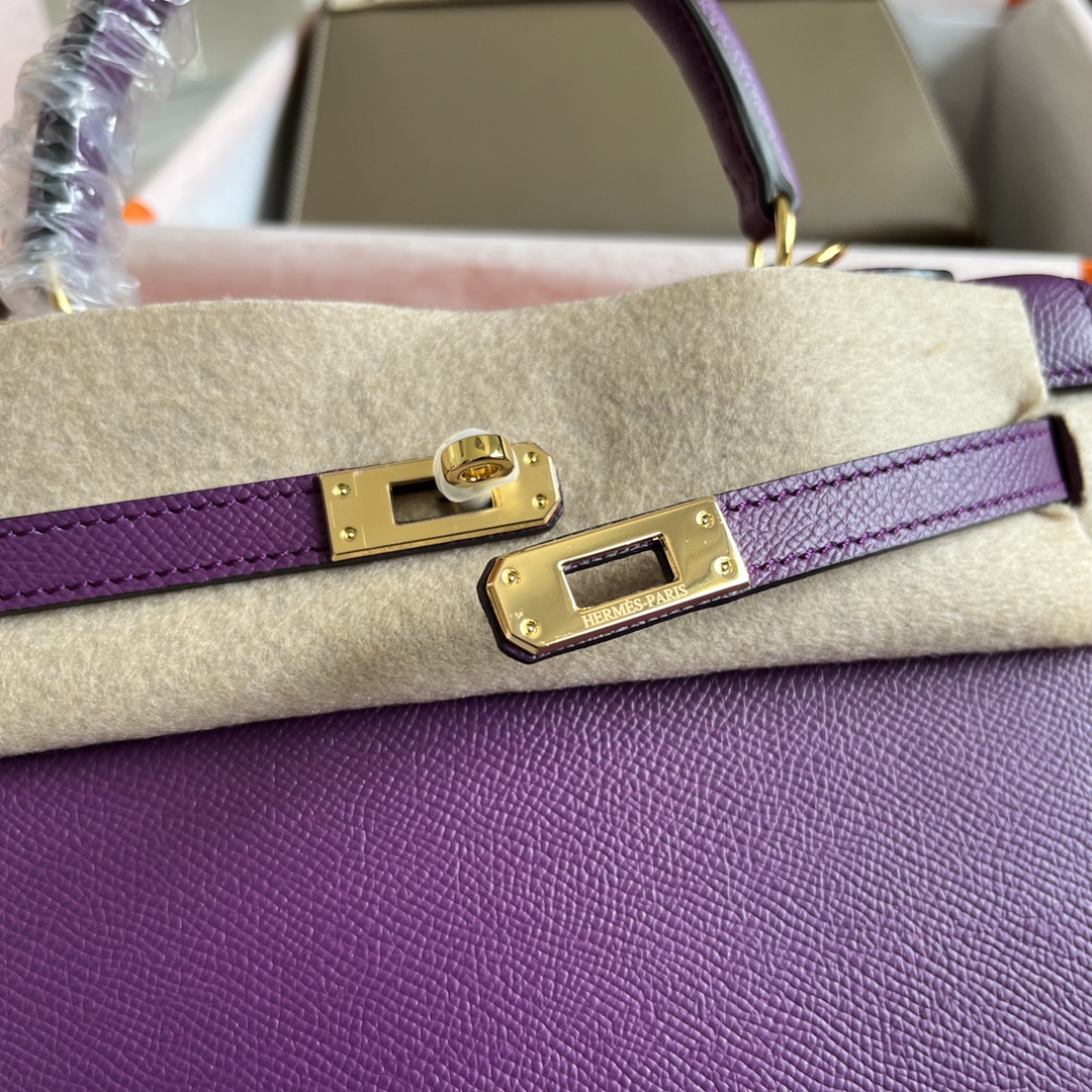 💰328包邮‼️ 25掌纹凯莉 海葵紫 升级版掌纹Kelly‼️ 版型无可挑剔 走线工整细致 让人爱不释手的Epsom掌纹皮 细纹皮料 自重轻 却很耐造硬挺 容易打理 手工烫印logo 25尺寸属于黄金尺寸 配上肩带就能解放双手 全套礼盒包装‼️