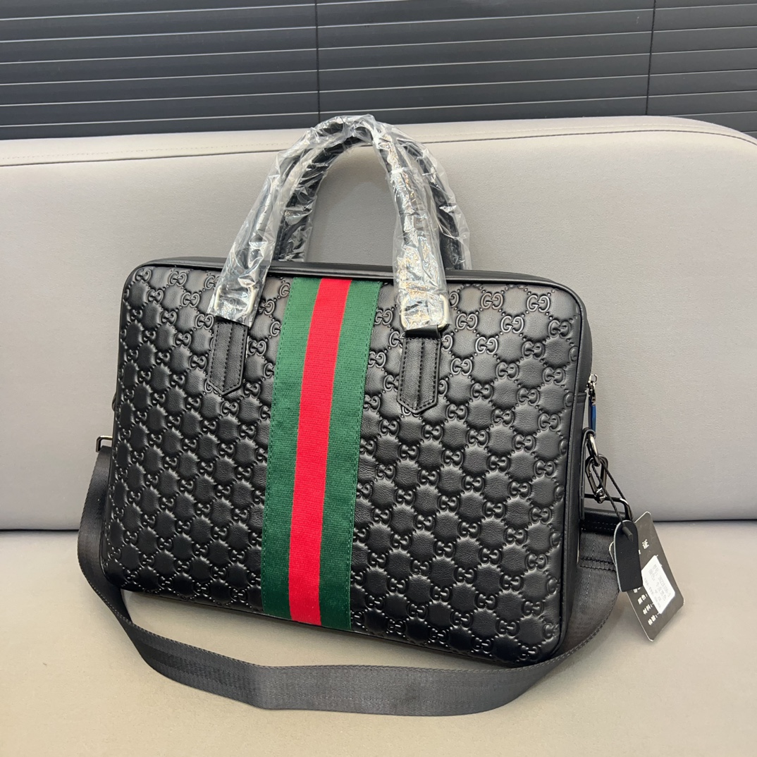 P170 Gucci 古奇 新款牛皮男包公文包 手提包 电脑包 采用精湛镶嵌细工 经典百搭 实物拍摄 原厂原版面料 配送防尘袋 29 x 38 cm。
